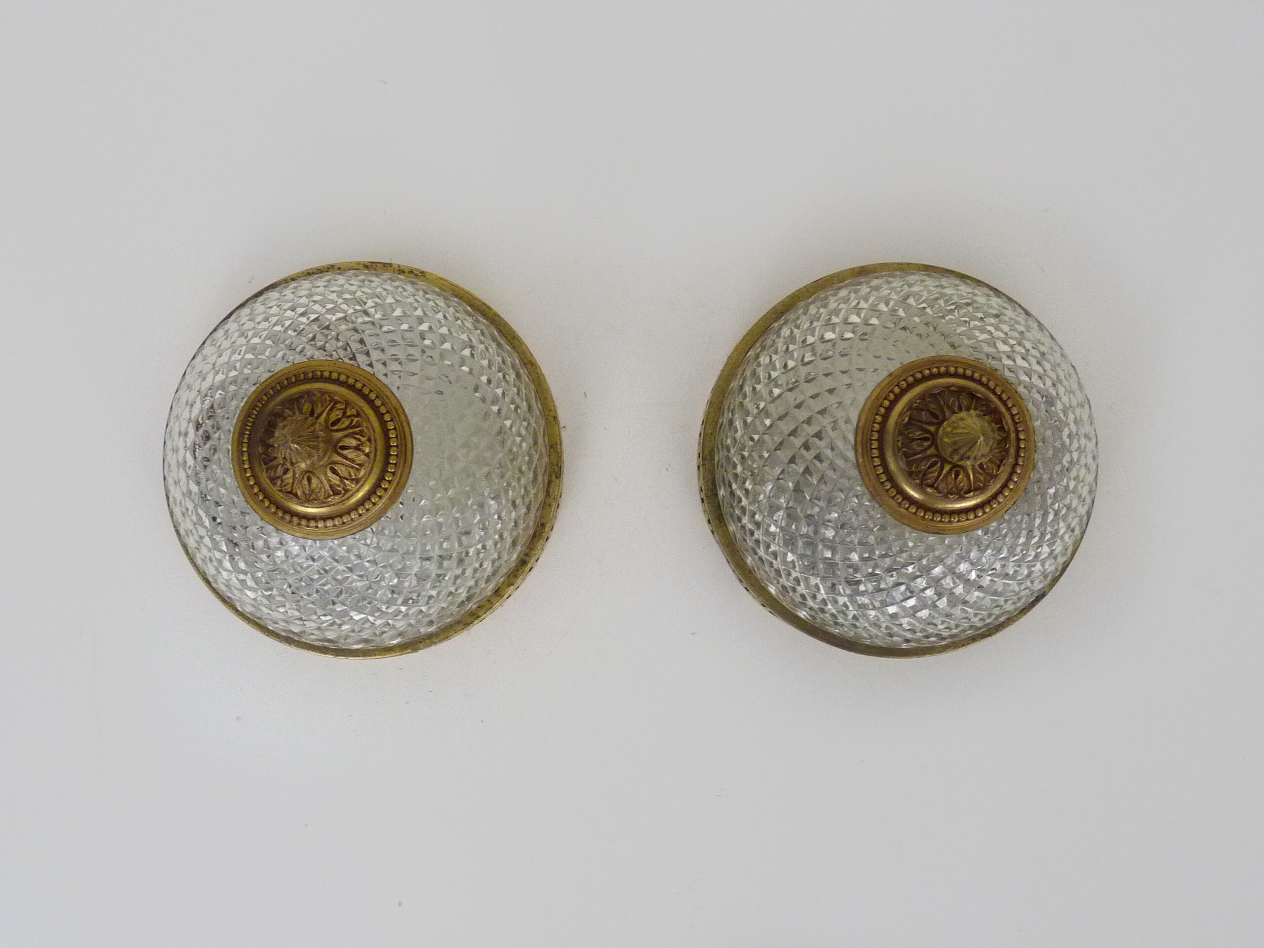 Paire d'appliques ou plafonnier de style victorien en laiton et verre diamant. Année 50 60