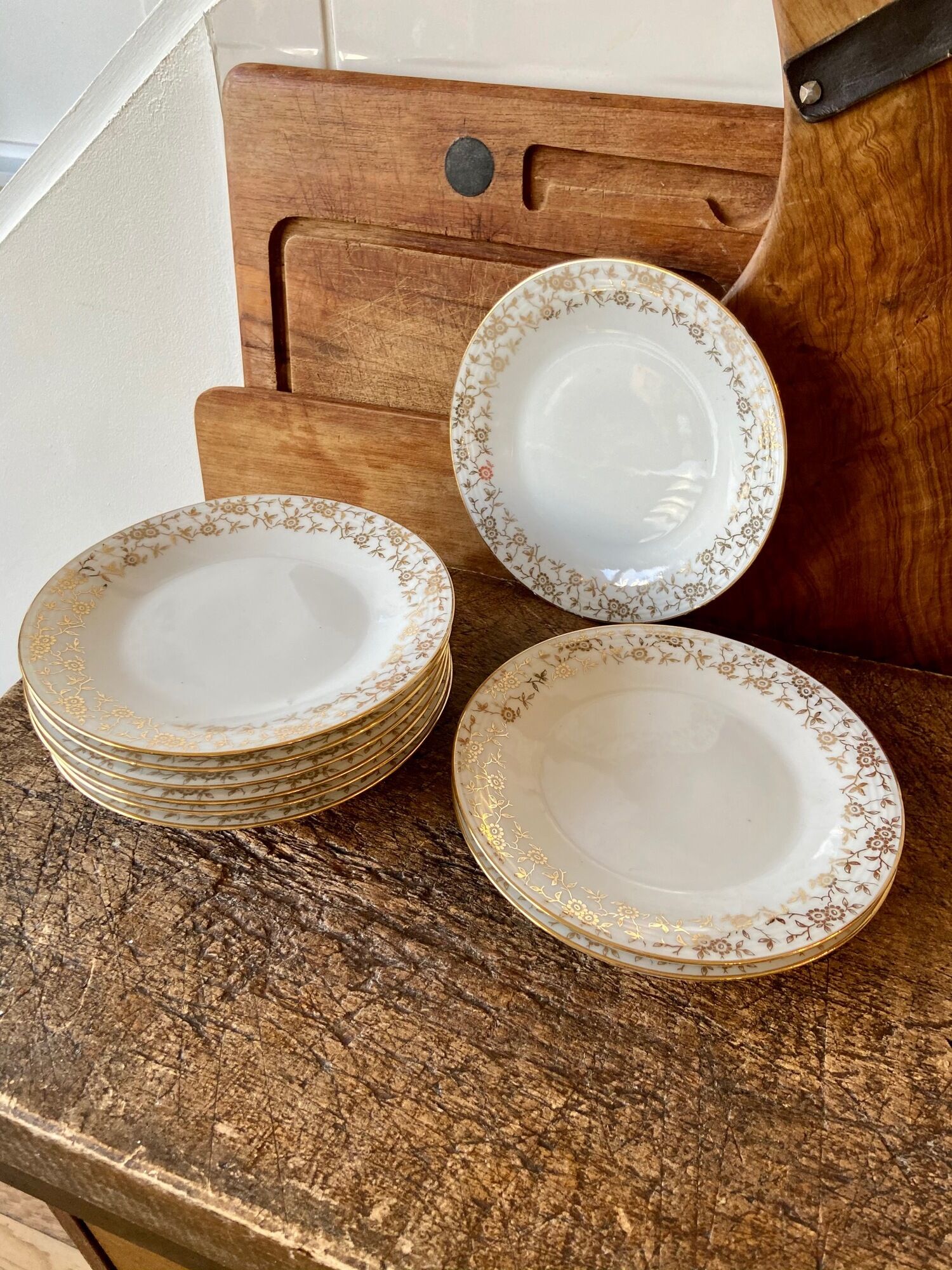 Set of 9 dessert plates in white and gold porcelain