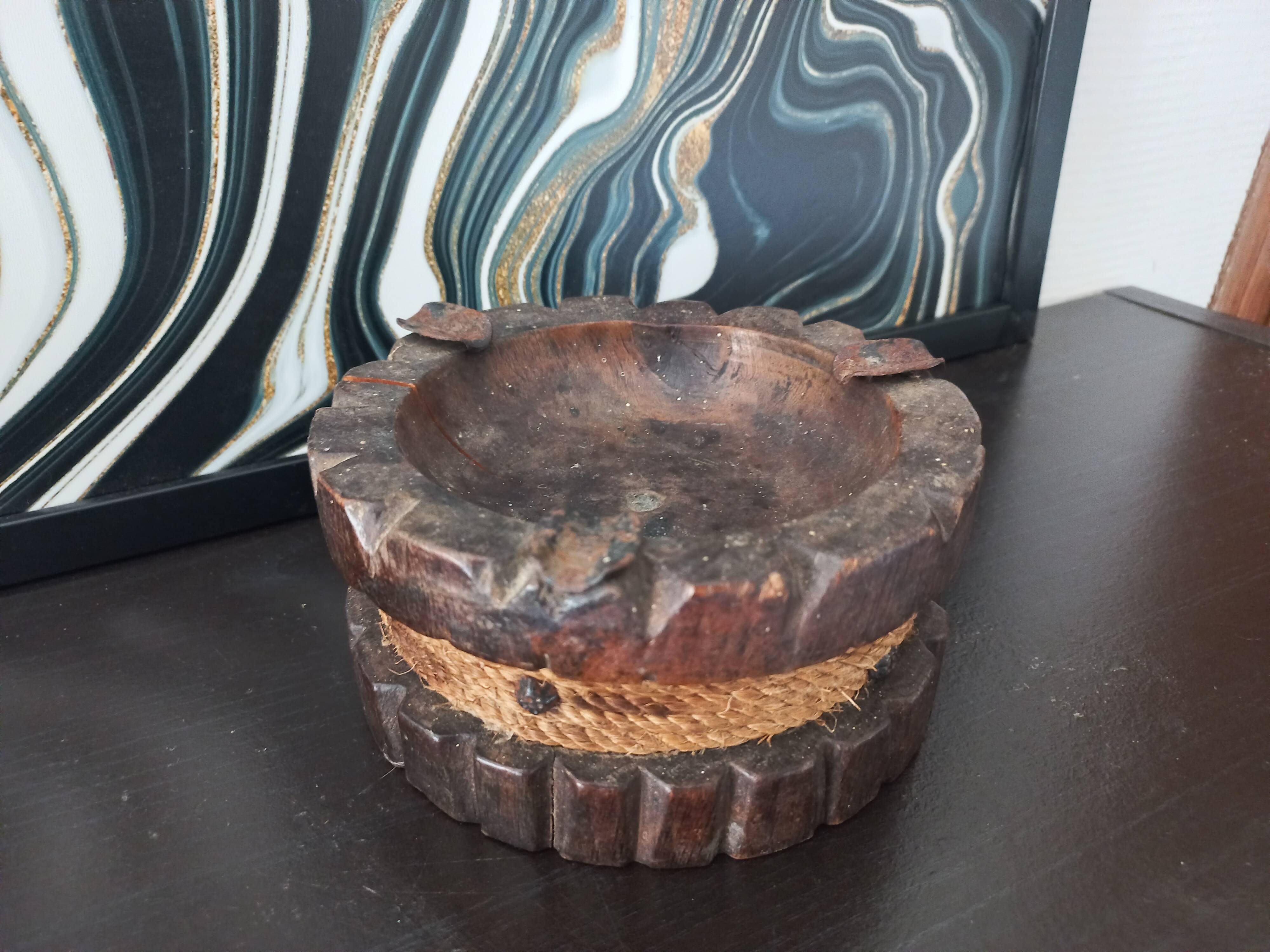 Cendrier rustique ancien en bois sculpté