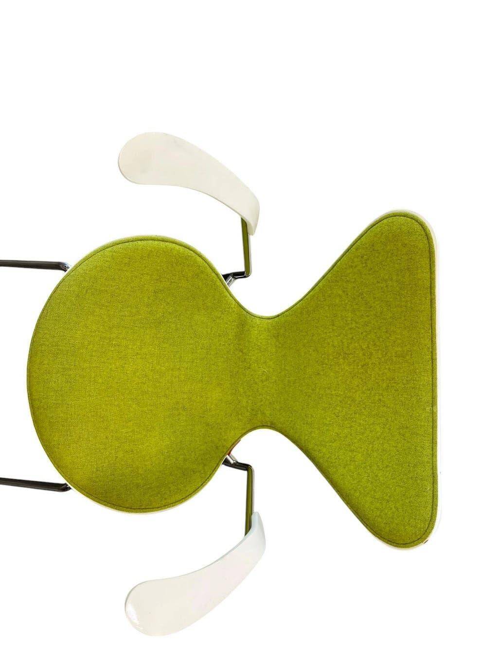 Bright green vintage chair with armrests, Fritz Hansen Series 7