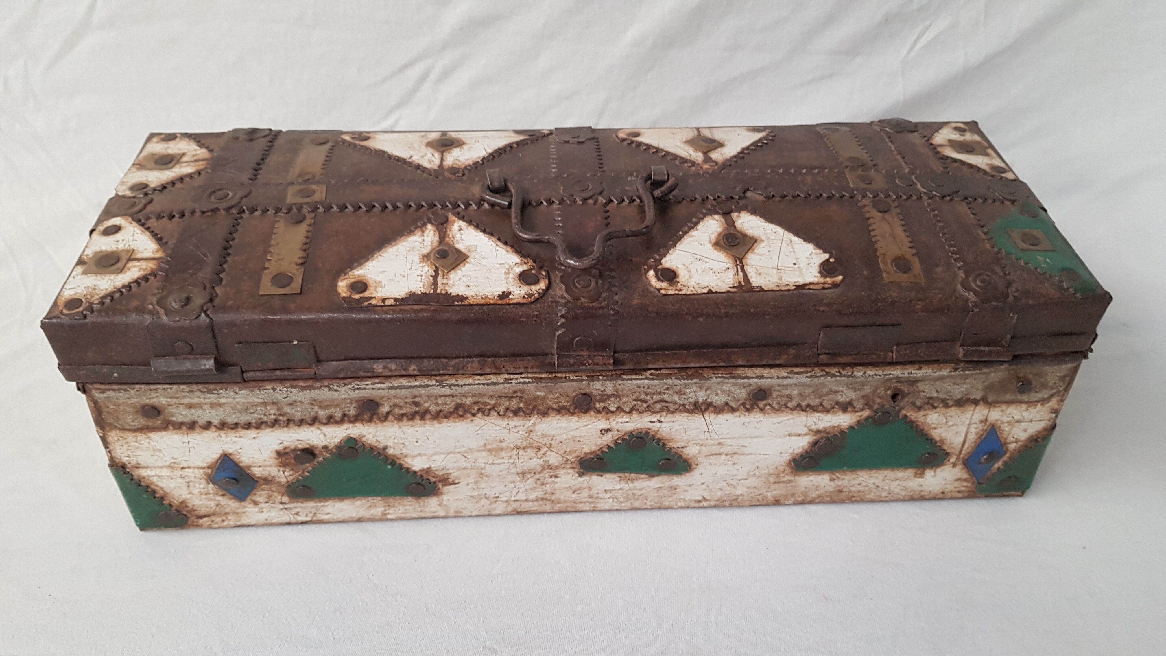 Ancienne boite tribale en métal martelé