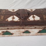 Ancienne boite tribale en métal martelé