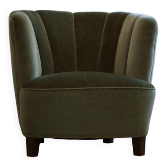 Curved Danish club chair from the mid-century, in the style of Viggo Boesen, 1940s.