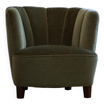 Curved Danish club chair from the mid-century, in the style of Viggo Boesen, 1940s.