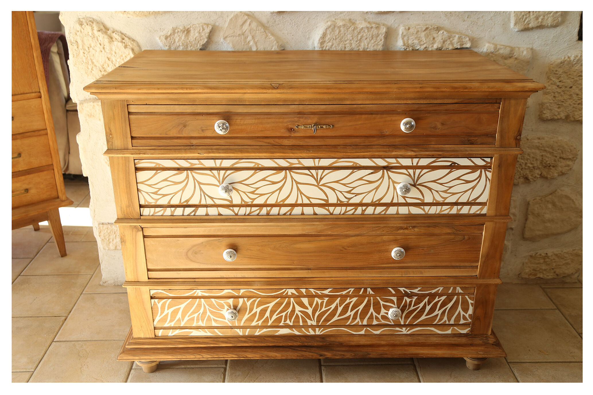 Walnut chest of drawers
