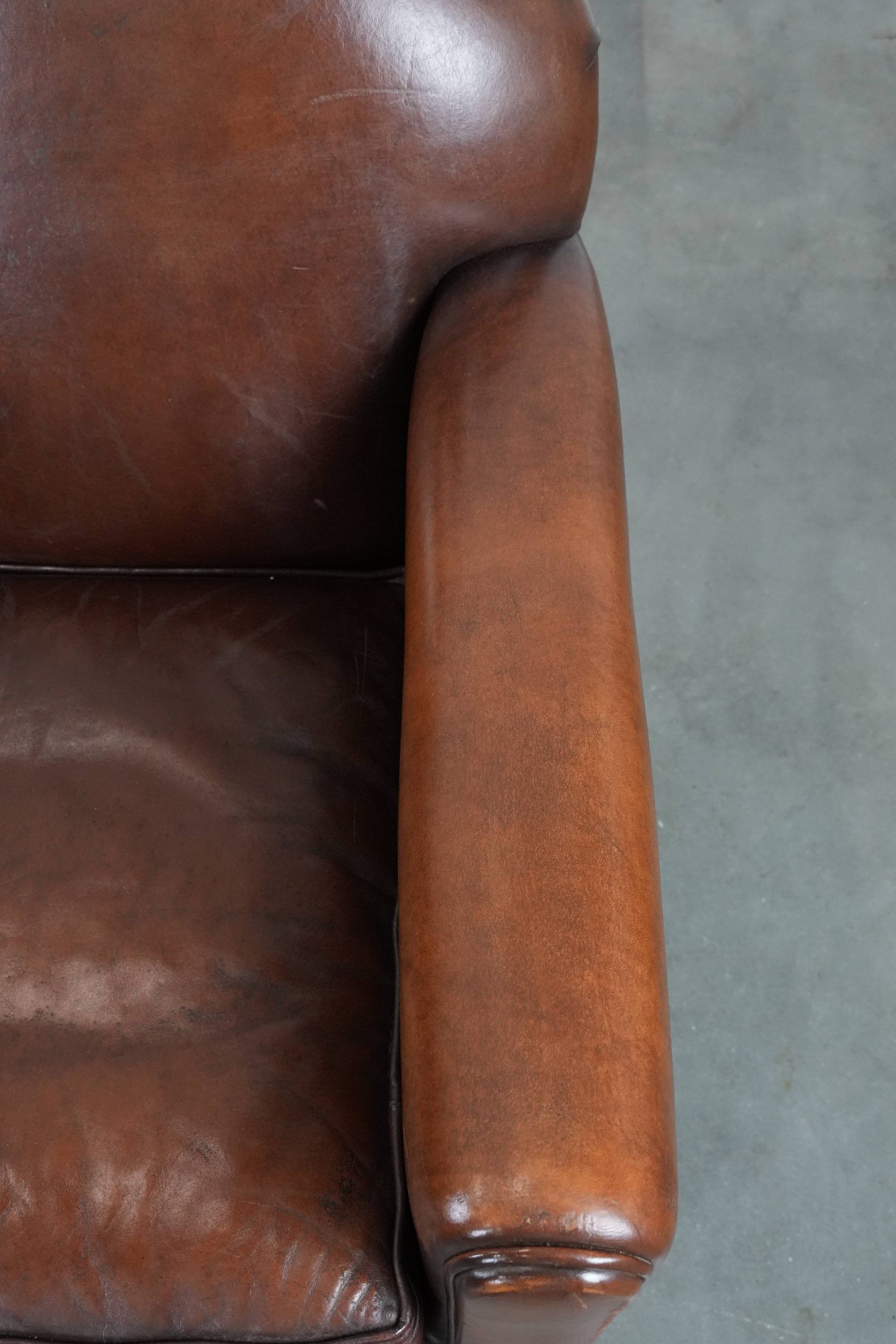 Ensemble de 2 fauteuils en peau de mouton au design art déco avec des couleurs chaudes.