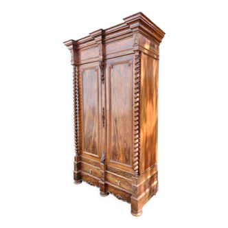 Armoire style Louis XIII