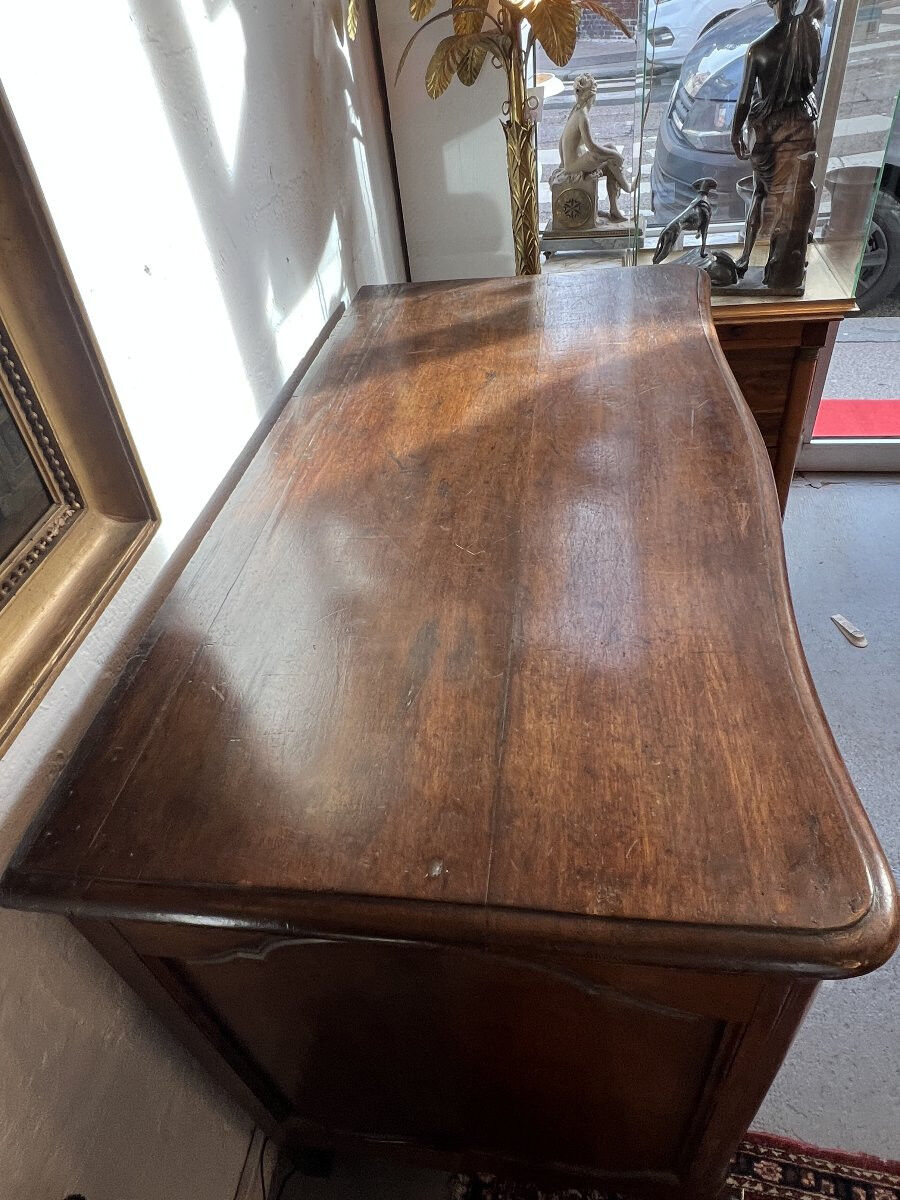 Important Parisian chest of drawers in walnut dating from the 18th century, opening with 5 drawers.