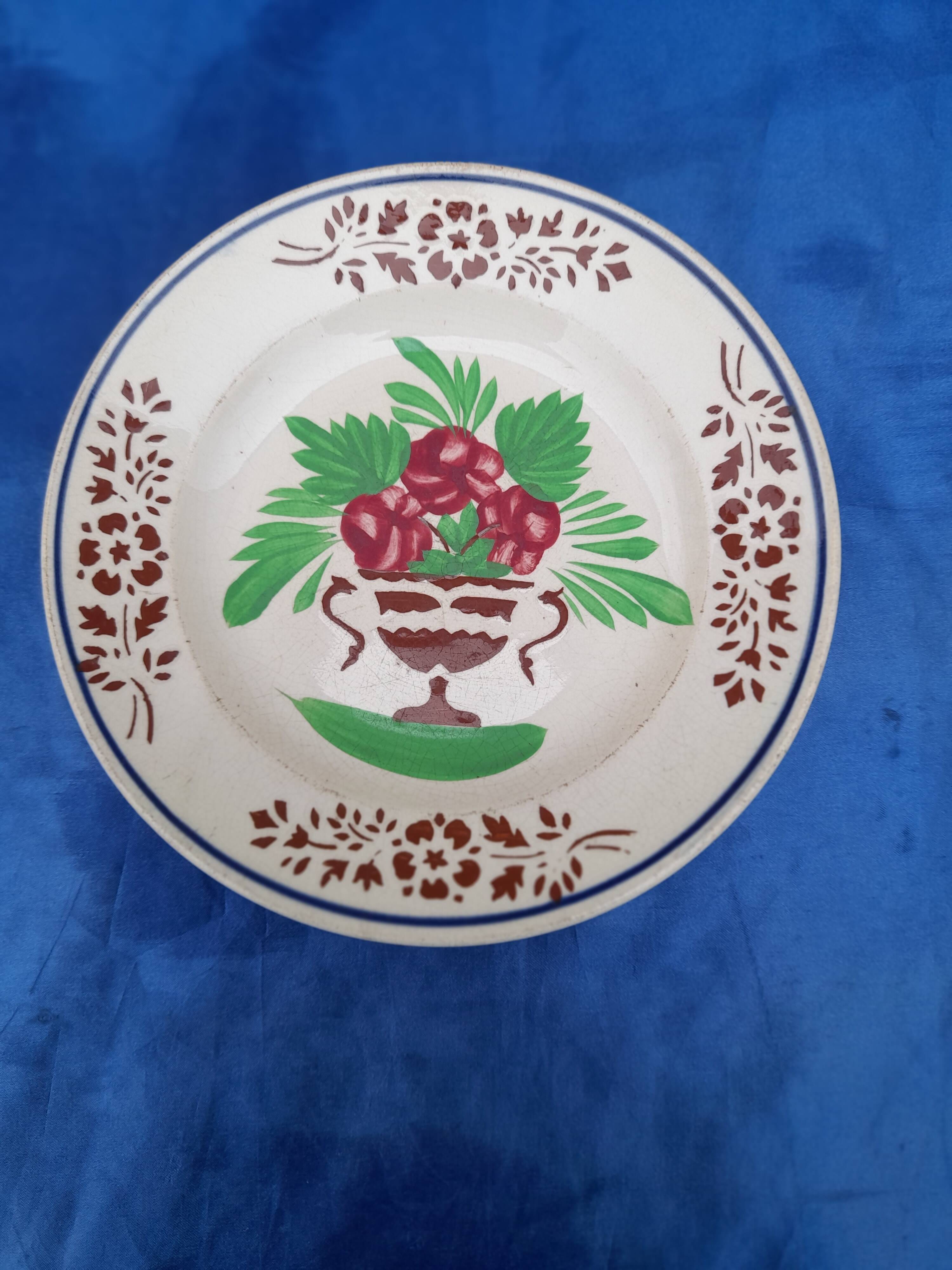 Opaque porcelain plate of Sarreguemines pattern vase of flowers diam 22 cm