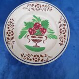 Opaque porcelain plate of Sarreguemines pattern vase of flowers diam 22 cm