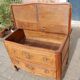 Commode coffre d'époque Louis XVI Louis XV en noyer du 18e siècle