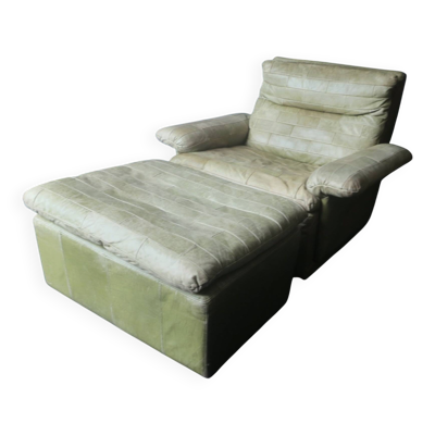 Fauteuil et repose-pieds en cuir patchwork vert olive par Laauser, années 1970.