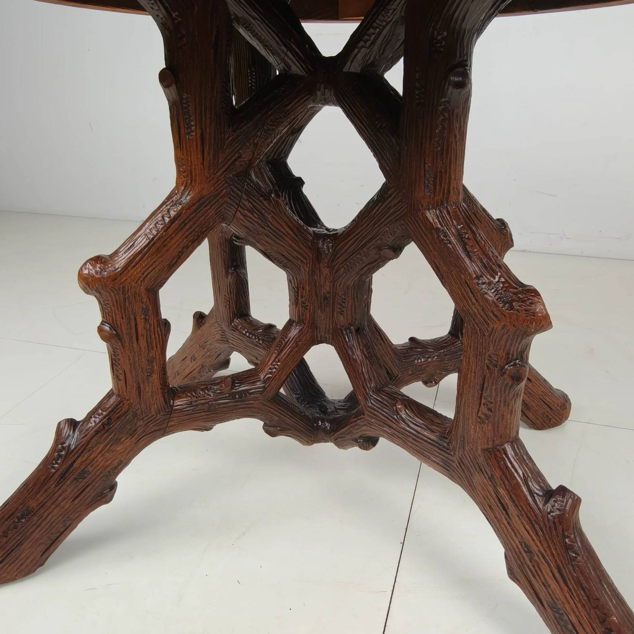 Table à manger de style Forêt-Noire par Horrix – vers 1880