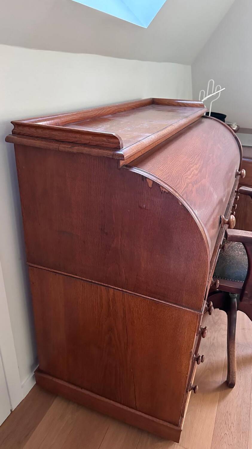 Beautiful vintage 20th-century American cylinder desk and its chair.