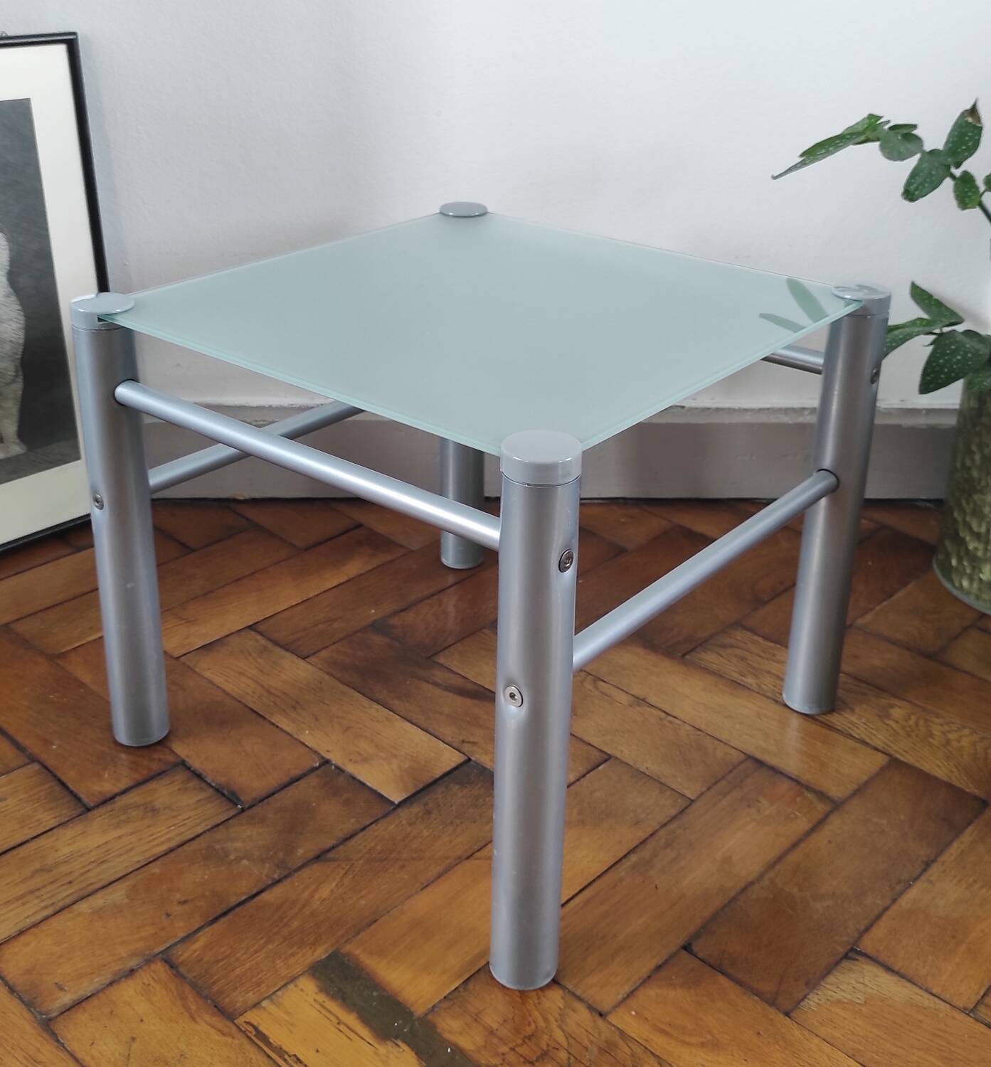 Side table / Vintage end table in frosted glass and metal – An