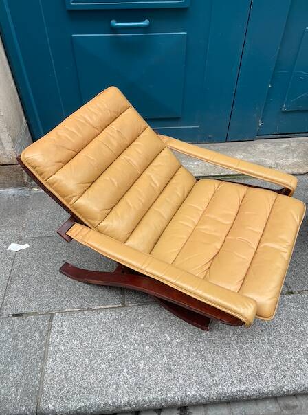Paire de fauteuils pliants en cuir palissandre