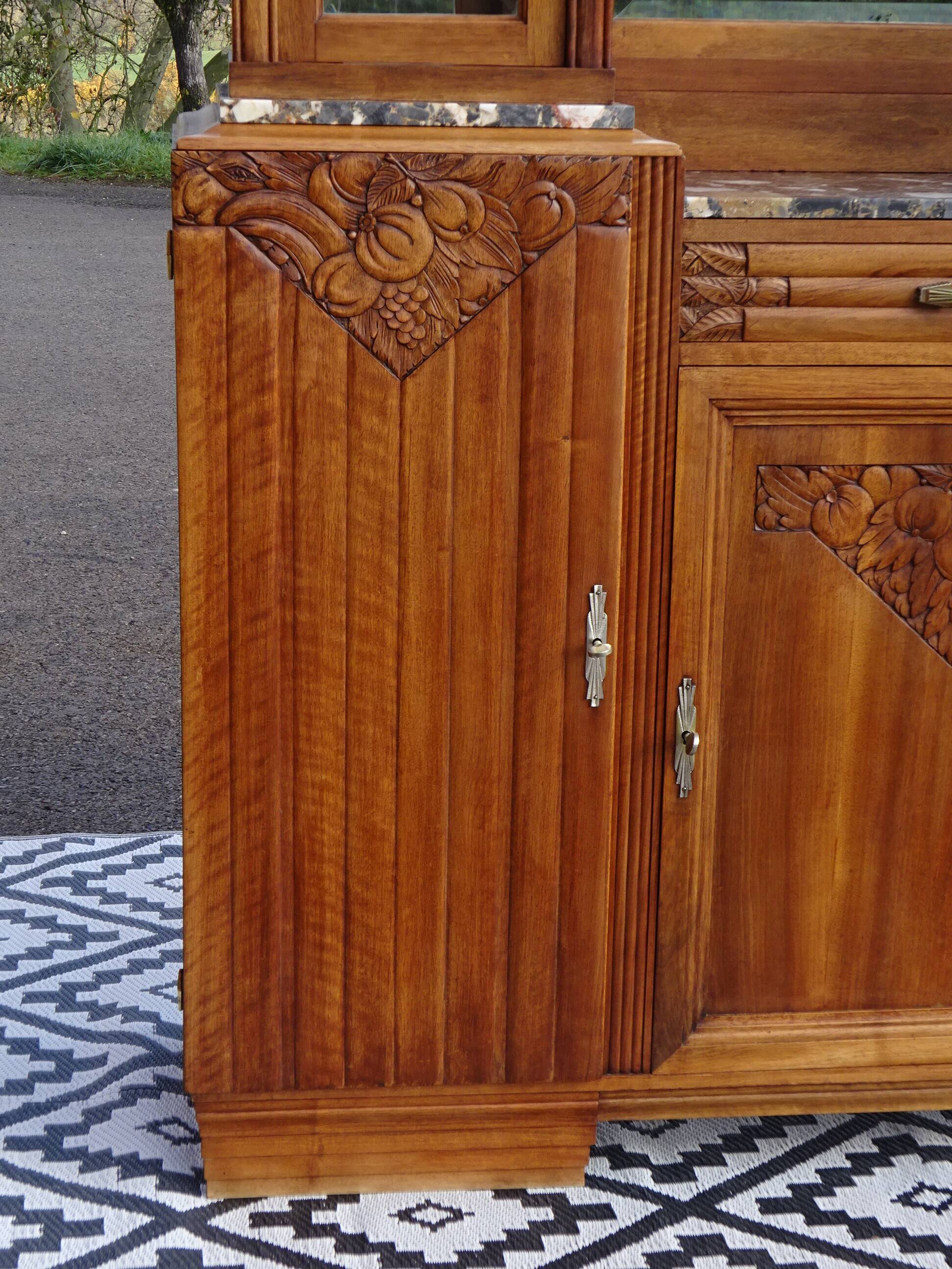 Buffet Art Déco en noyer avec marbres et guérites