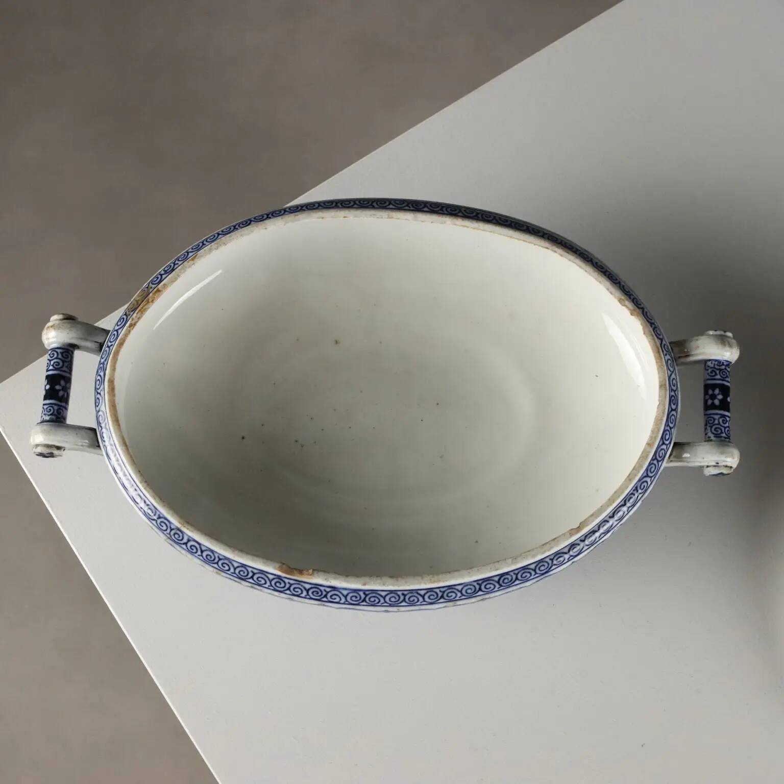 Antique vegetable dish in porcelain, Minton factory, England 1800s.