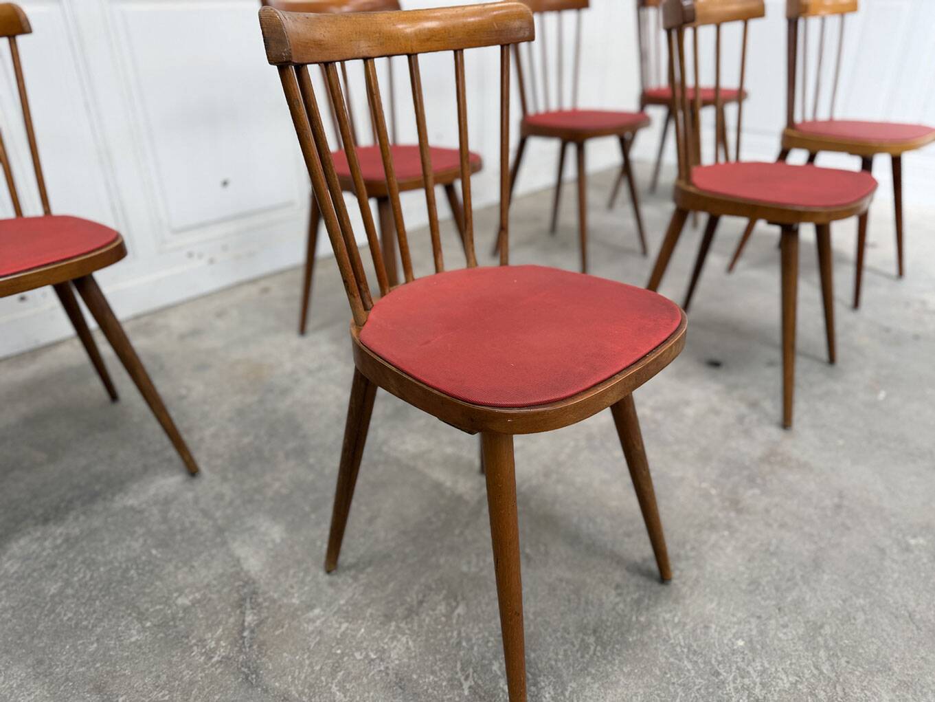 Huit chaises Baumann à assise colorée