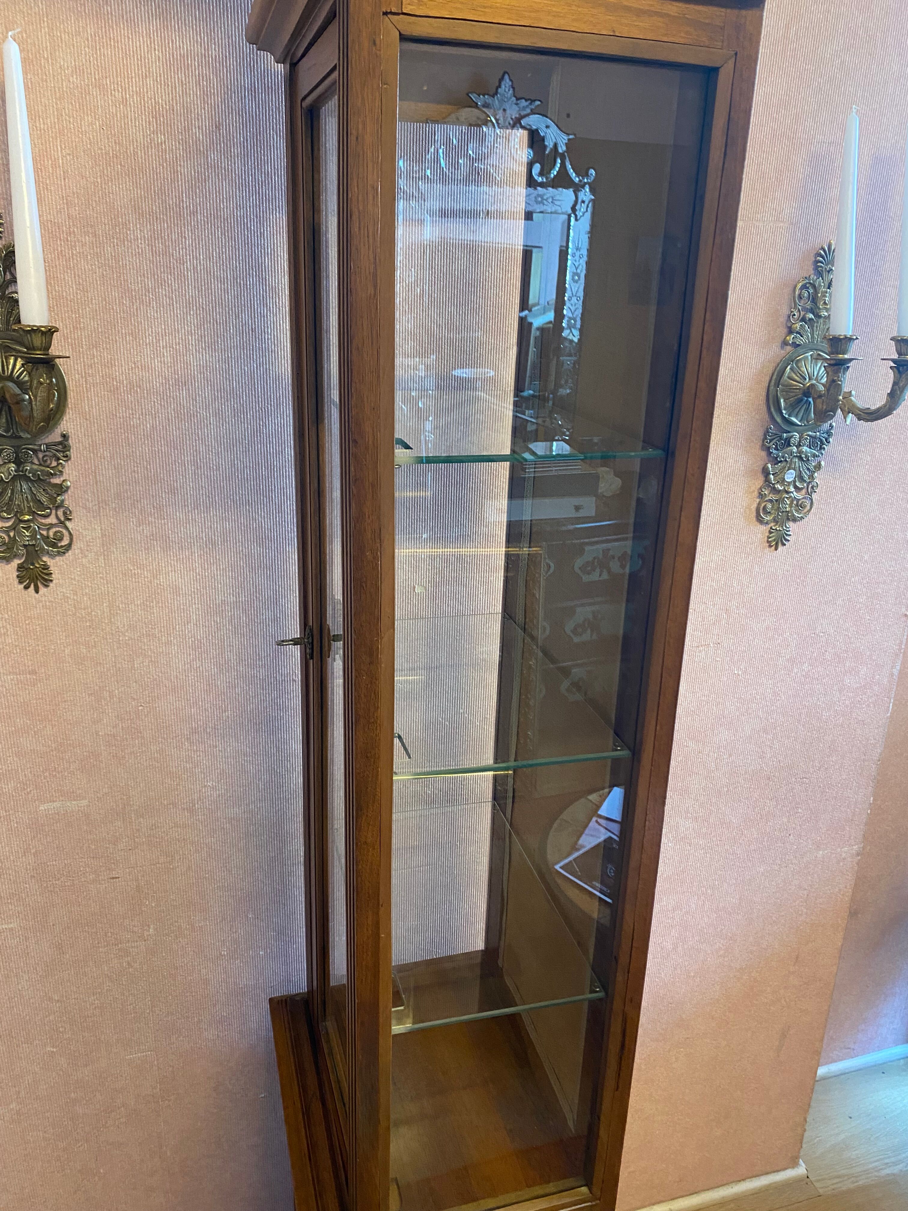 Walnut showcase, grooved uprights, 4 glass shelves