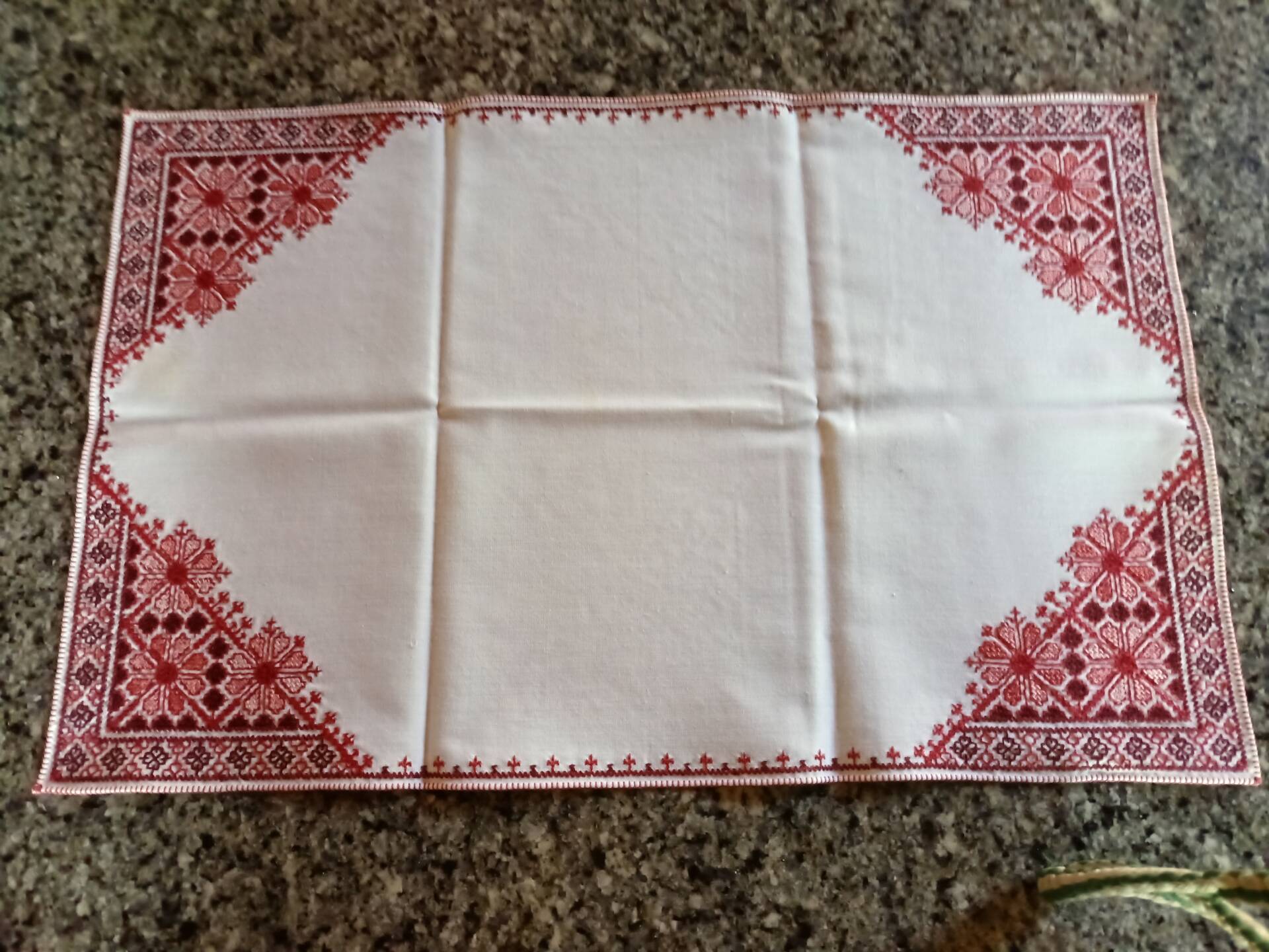 In 4 place settings + centrepiece + 6 napkins