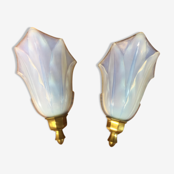 Paire d'appliques en laiton et verre opalescent