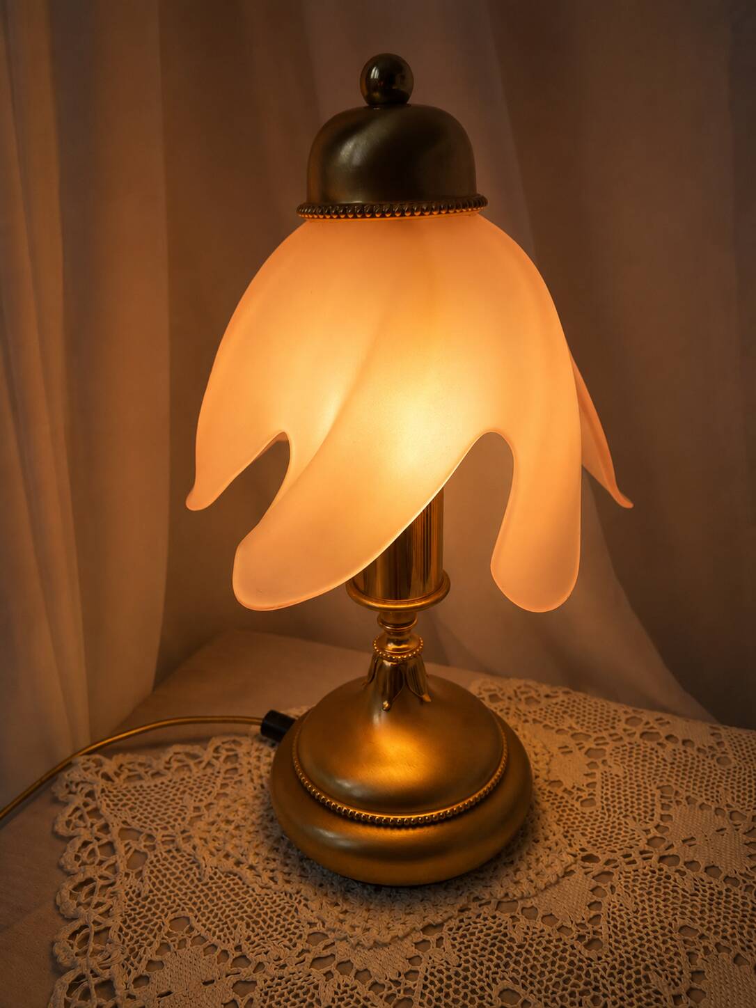 F. Fabbian Italy Pink Frosted Glass Petal Table Lamp, Murano Style, 1980s