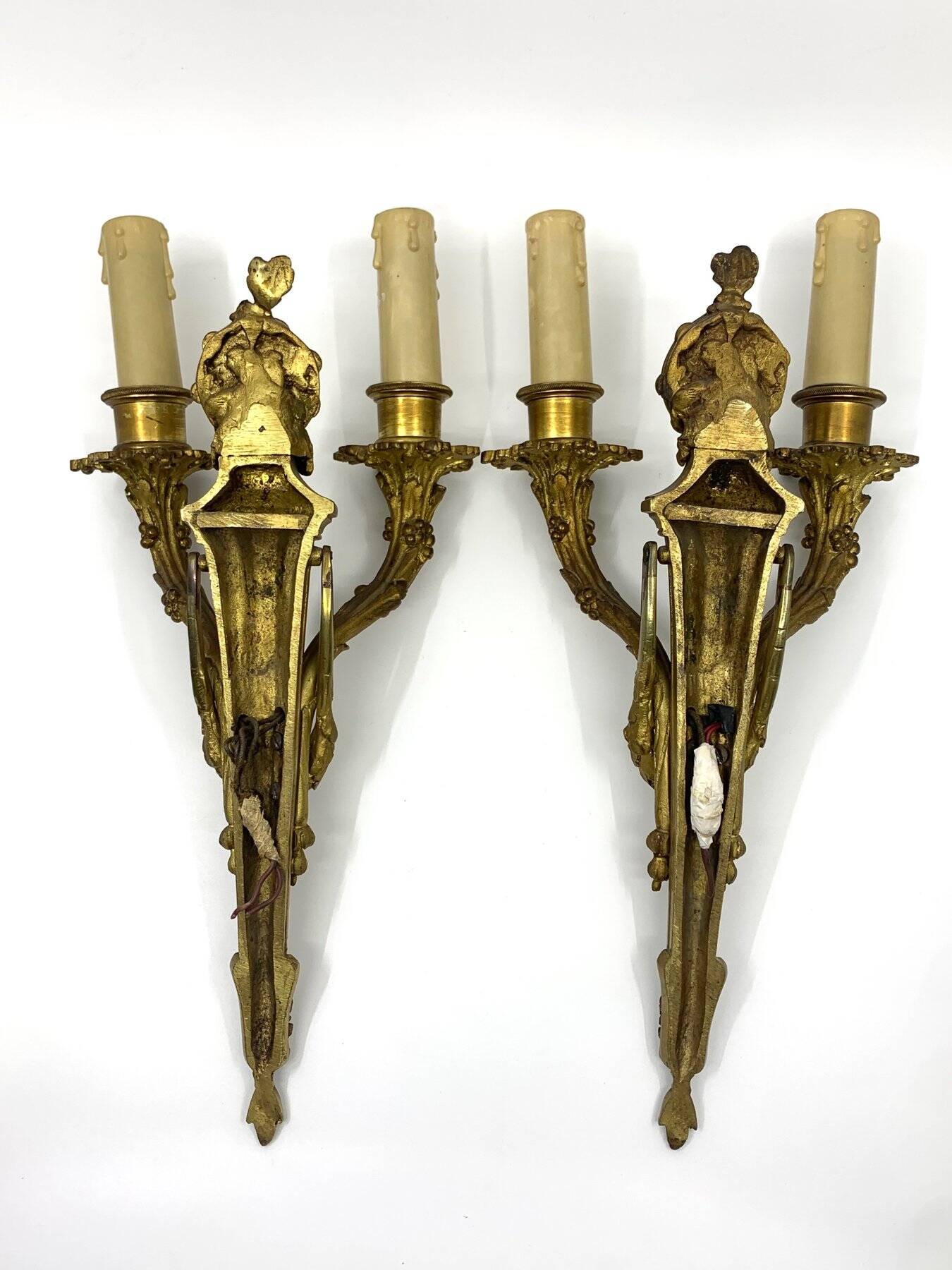 According to Jean-Charles Delafosse (1734-1791). Pair of bronze wall sconces.
