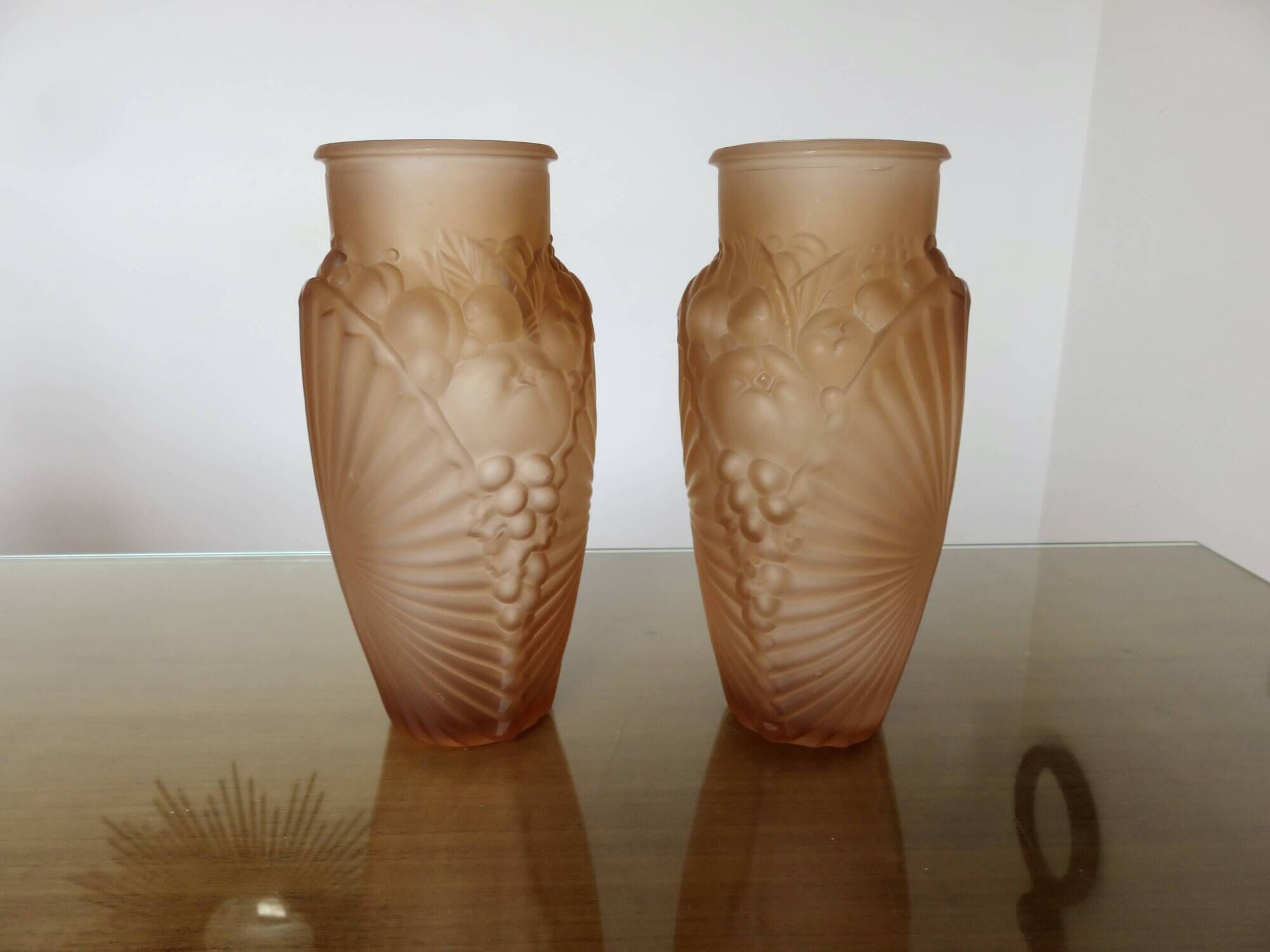 Pair of Art Deco vases in moulded pink glass, signed Souchon Neuvesel, 1940.
