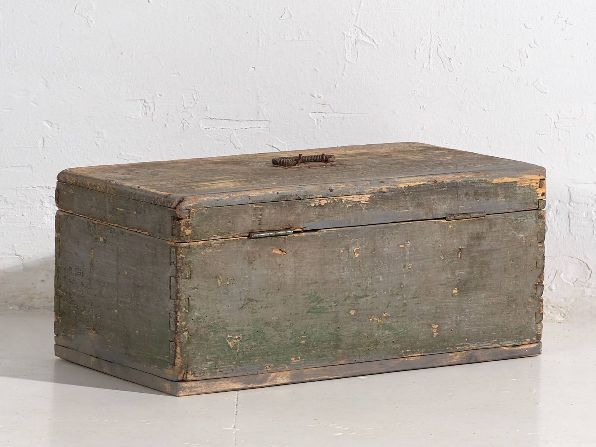 Petit coffre ancien en bois massif (c.1920) #73