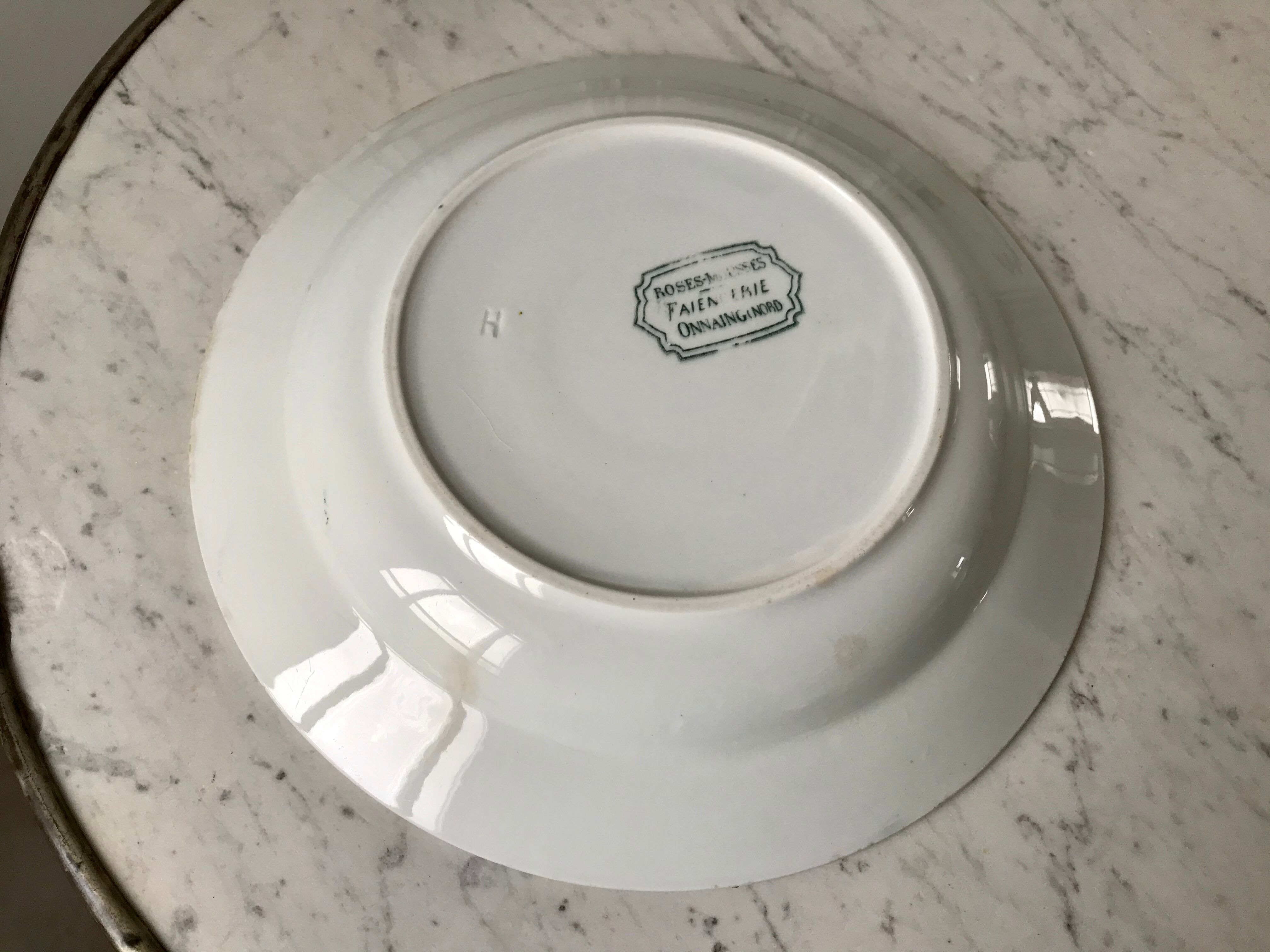 Round dish Terre de Fer earthenware of Onnaing model "Roses Mousses" late nineteenth