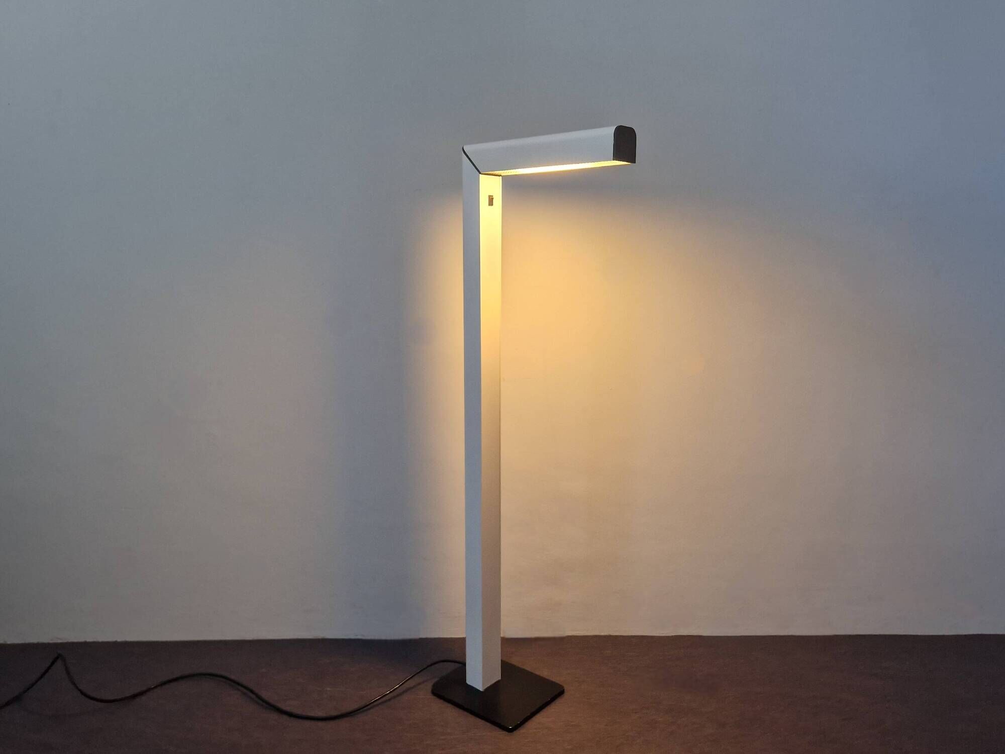 L-shaped metal floor lamp, 1970's/1980's
