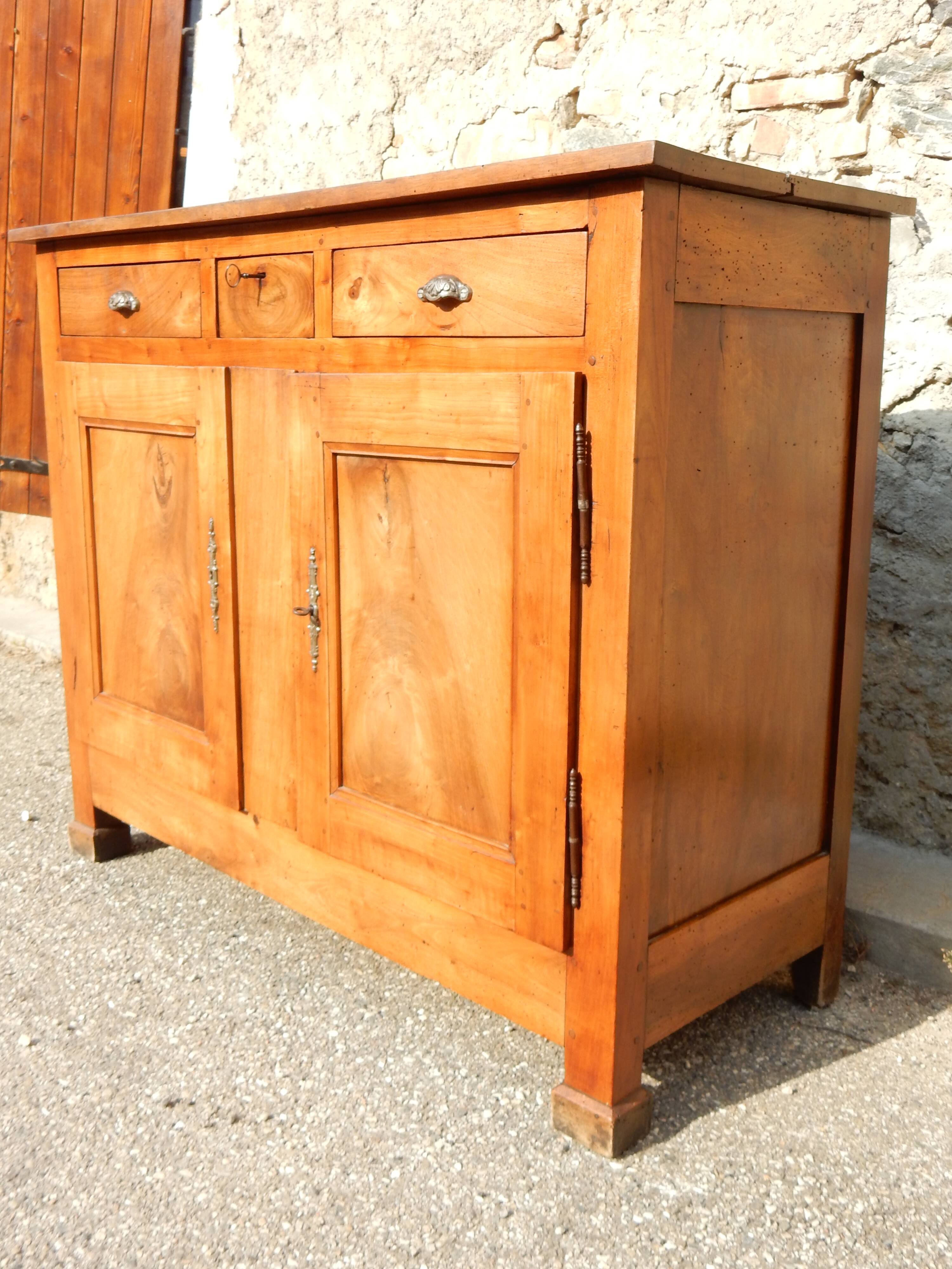 Ancien buffet de famille très élégant en noyer