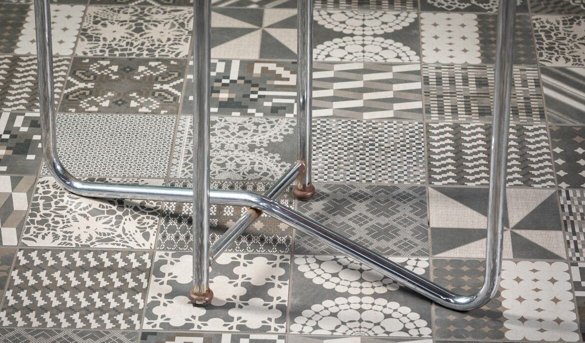 Original funkcionalism flower table model no. 1069, Vichr a spol. Prague 30ies