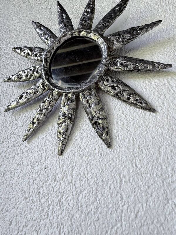 Petit miroir rond soleil métal martelé brutaliste 1950