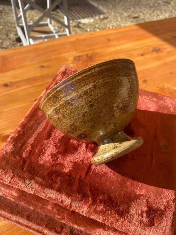 Speckled stoneware bowl on a stand