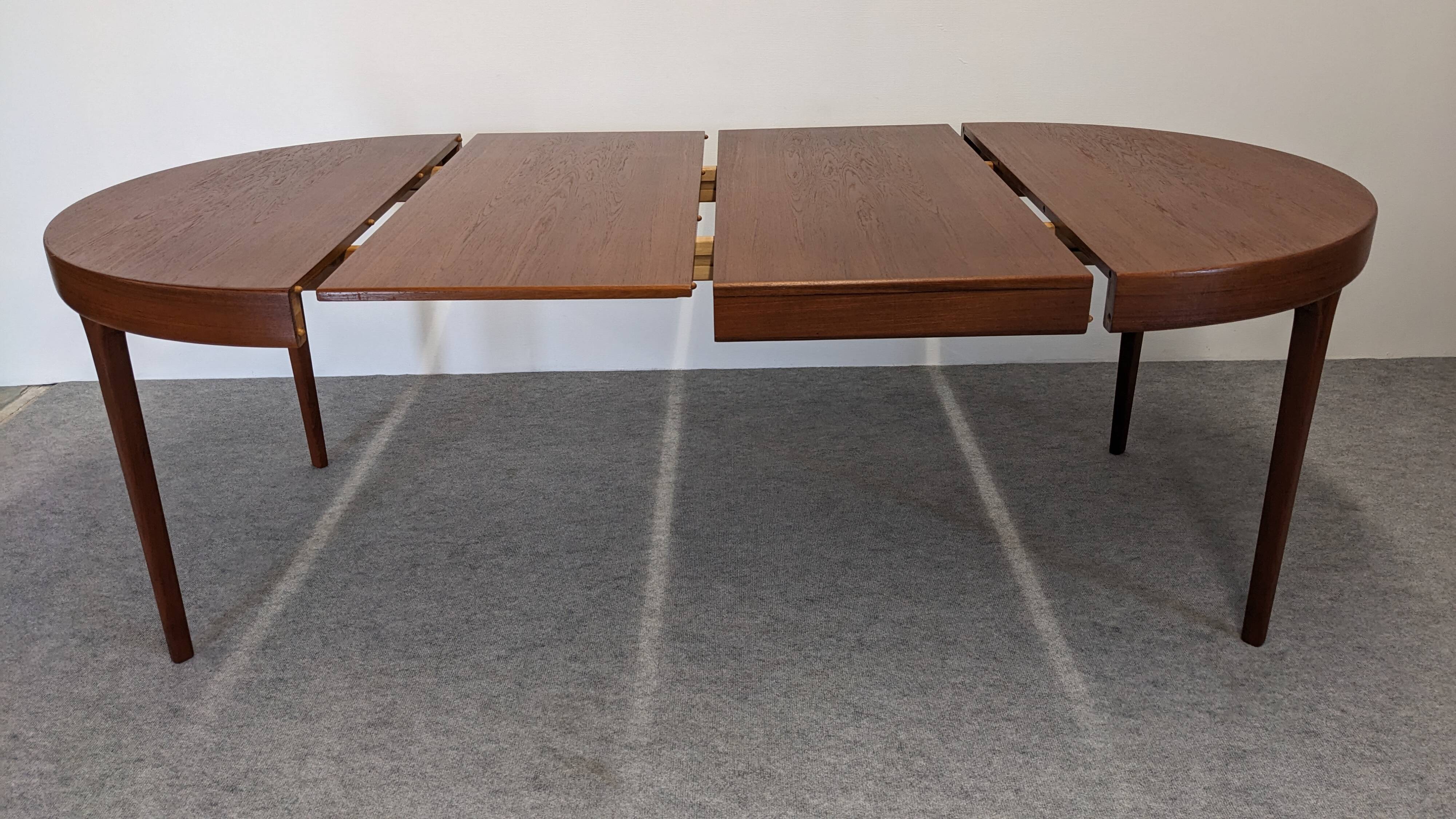 Table ronde extensible en teck de Oluf Theodor Larsen, Danemark vers 1970