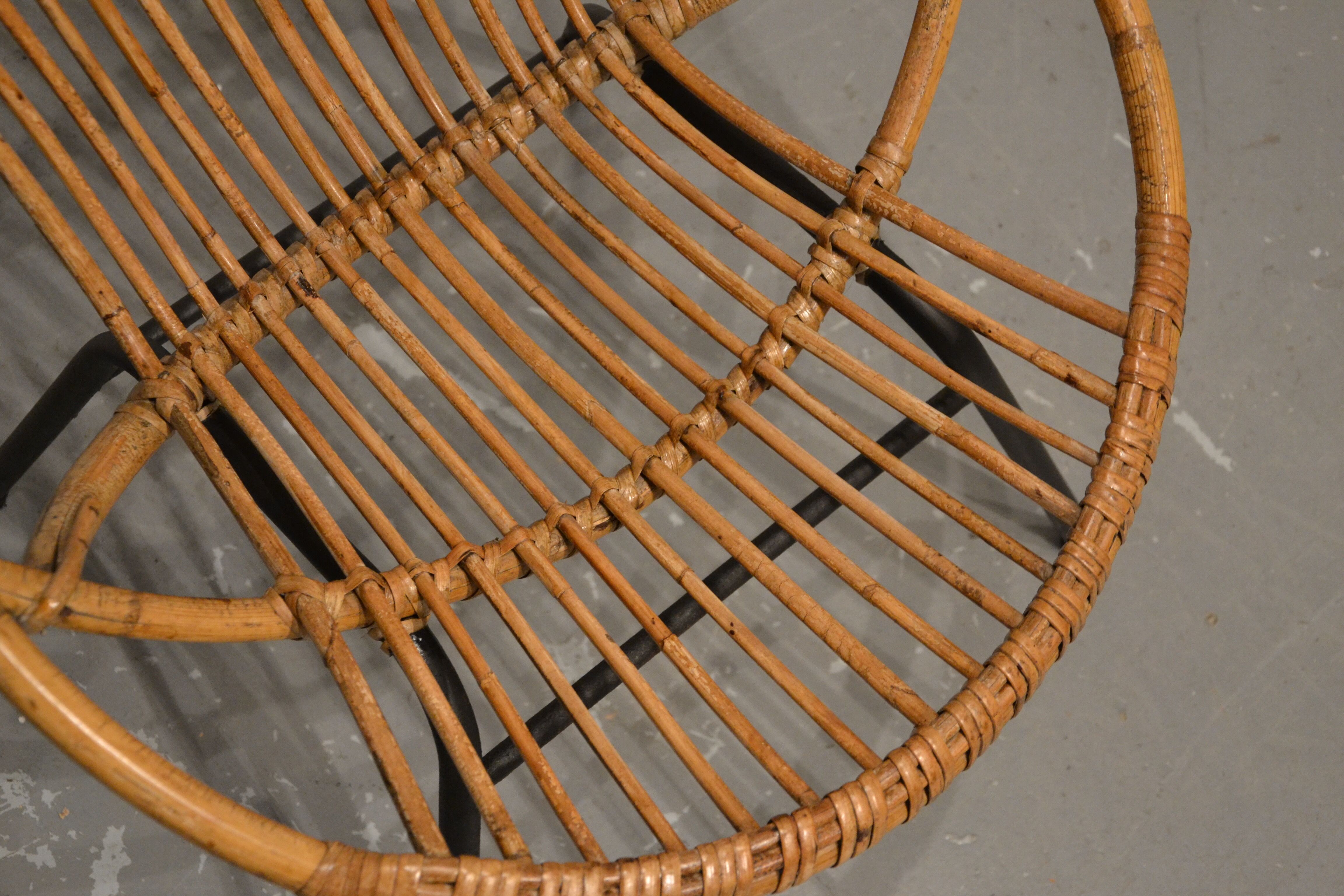 Paire de fauteuils coquille en rotin