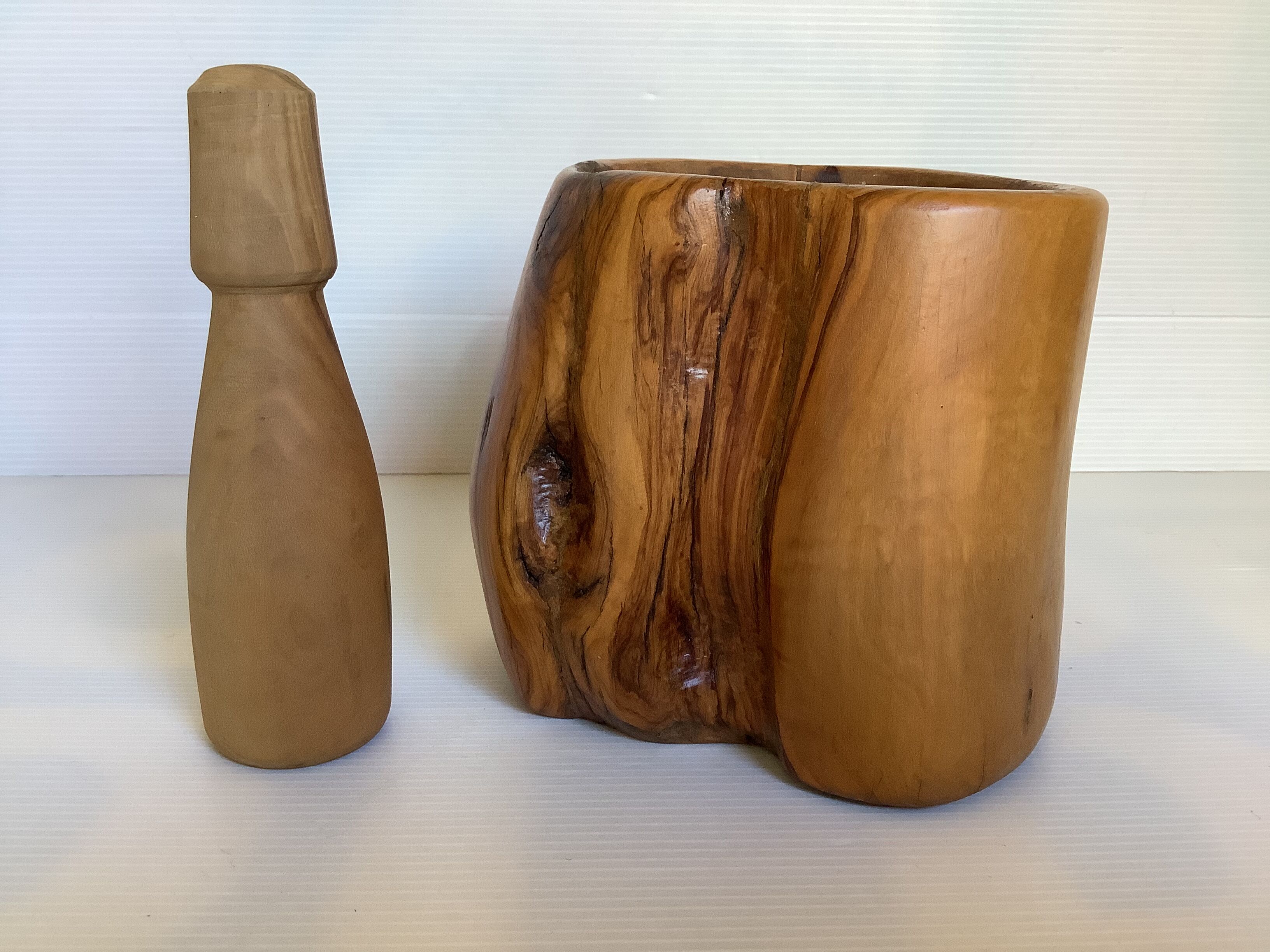Solid wood mortar and its pestle