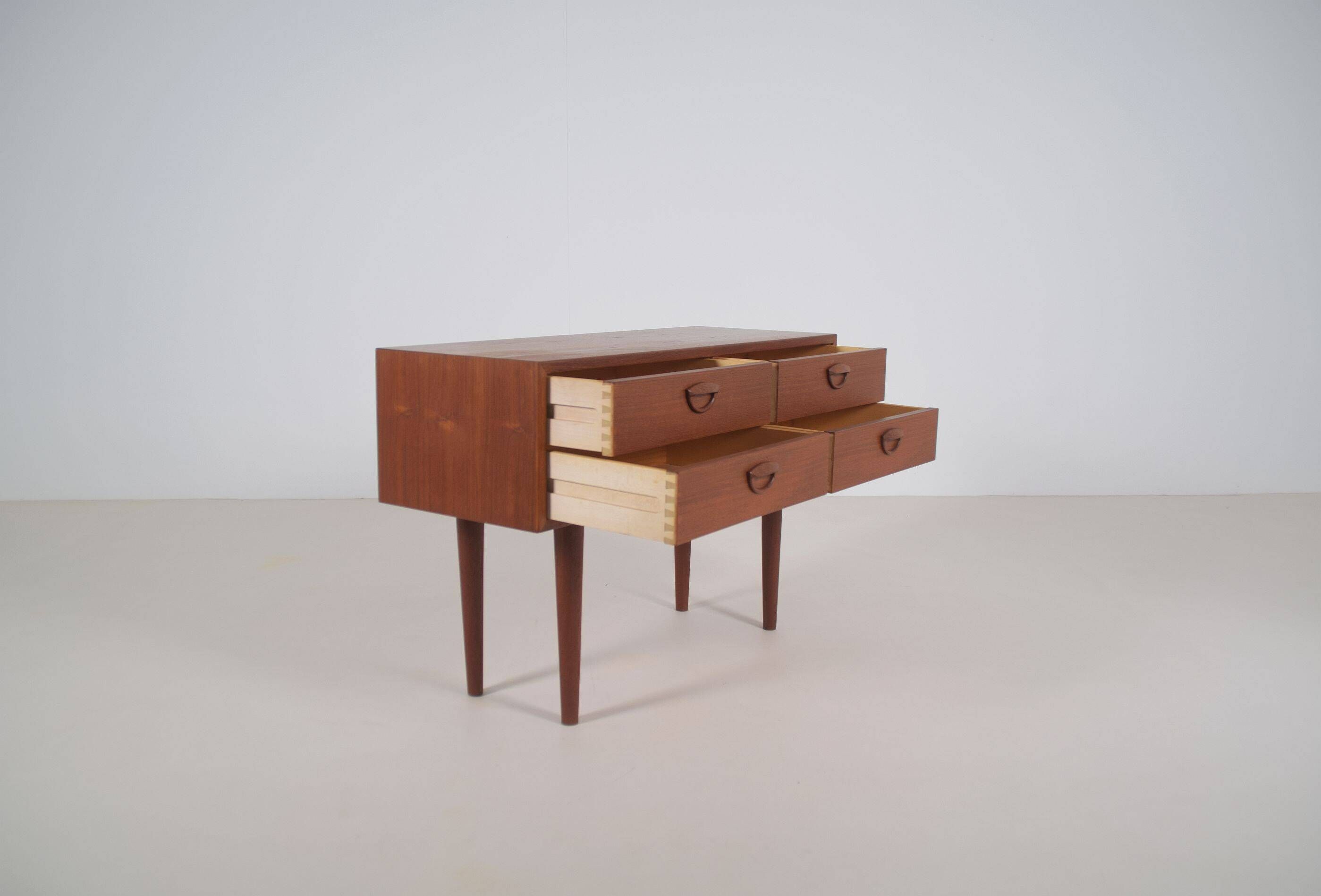 Commode danoise conçue par Kai Kristiansen pour FM Mobler, années 1960.