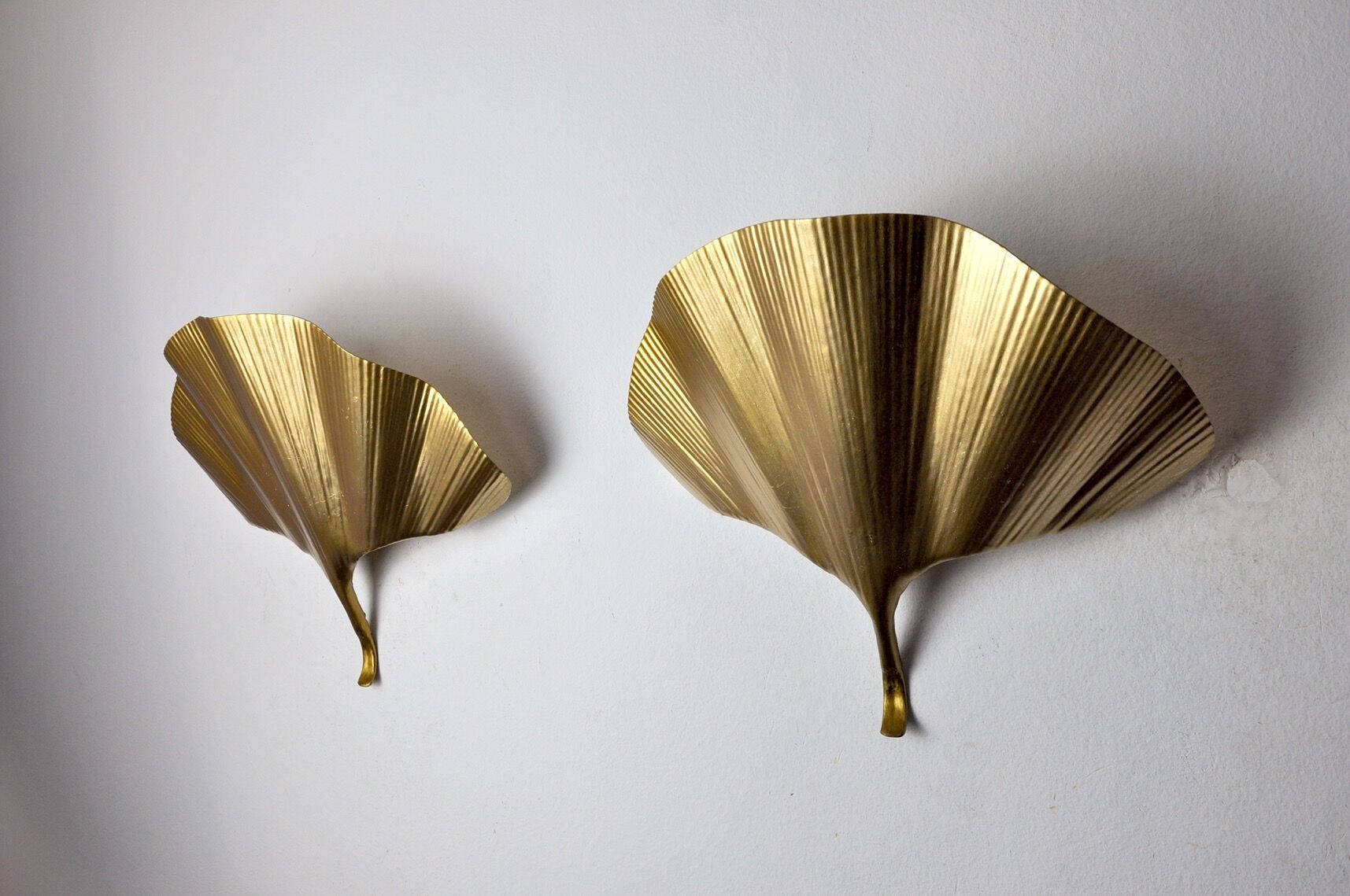 Pair of ginkgo wall lamps, gilded metal, Italy, 1970