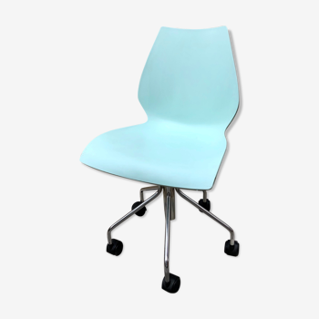 Mauï Kartell office chair design Vico Magistretti swivel wheel
