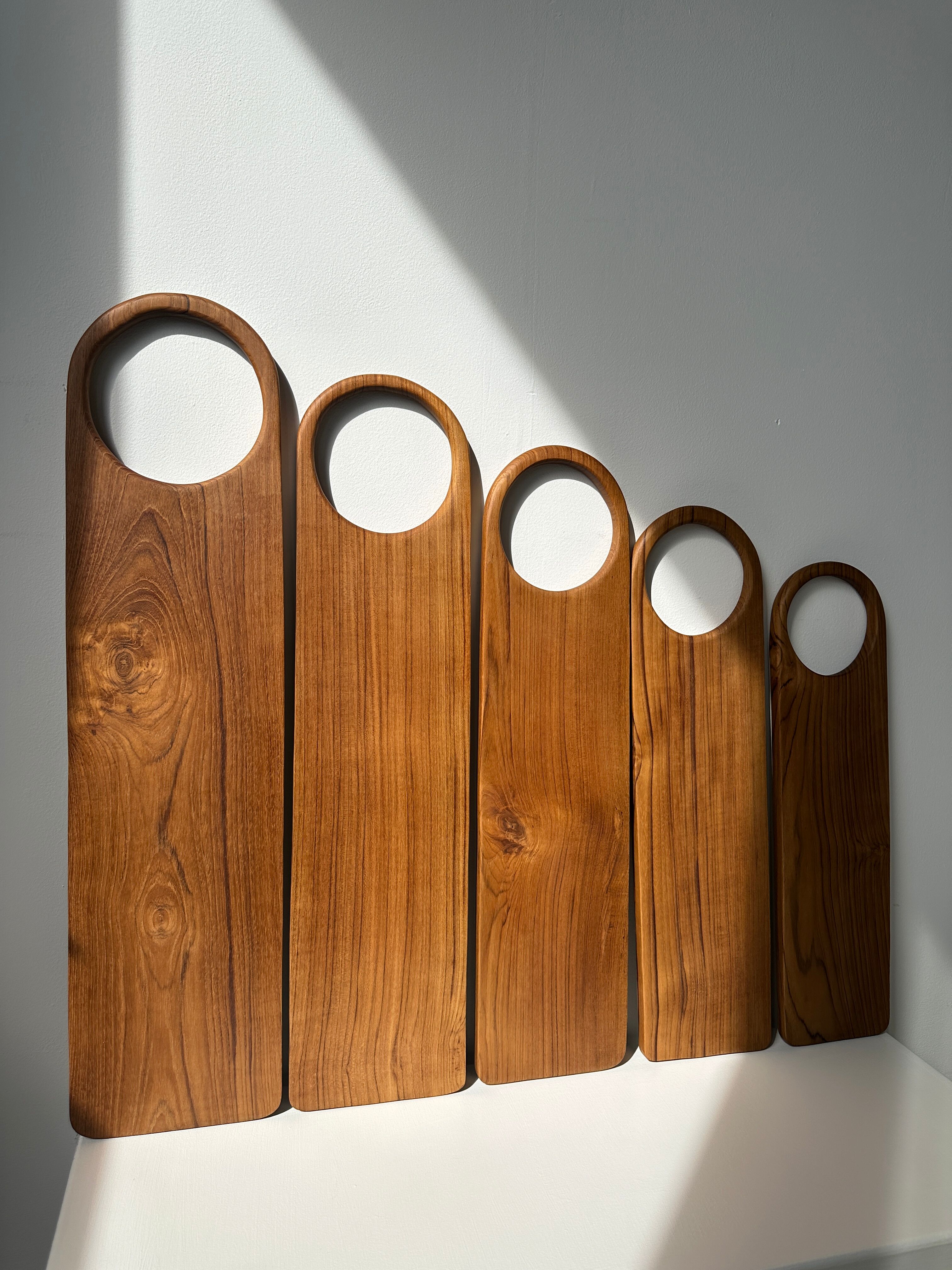 Cutting or presentation board of monoxyl teak with handle (T1)