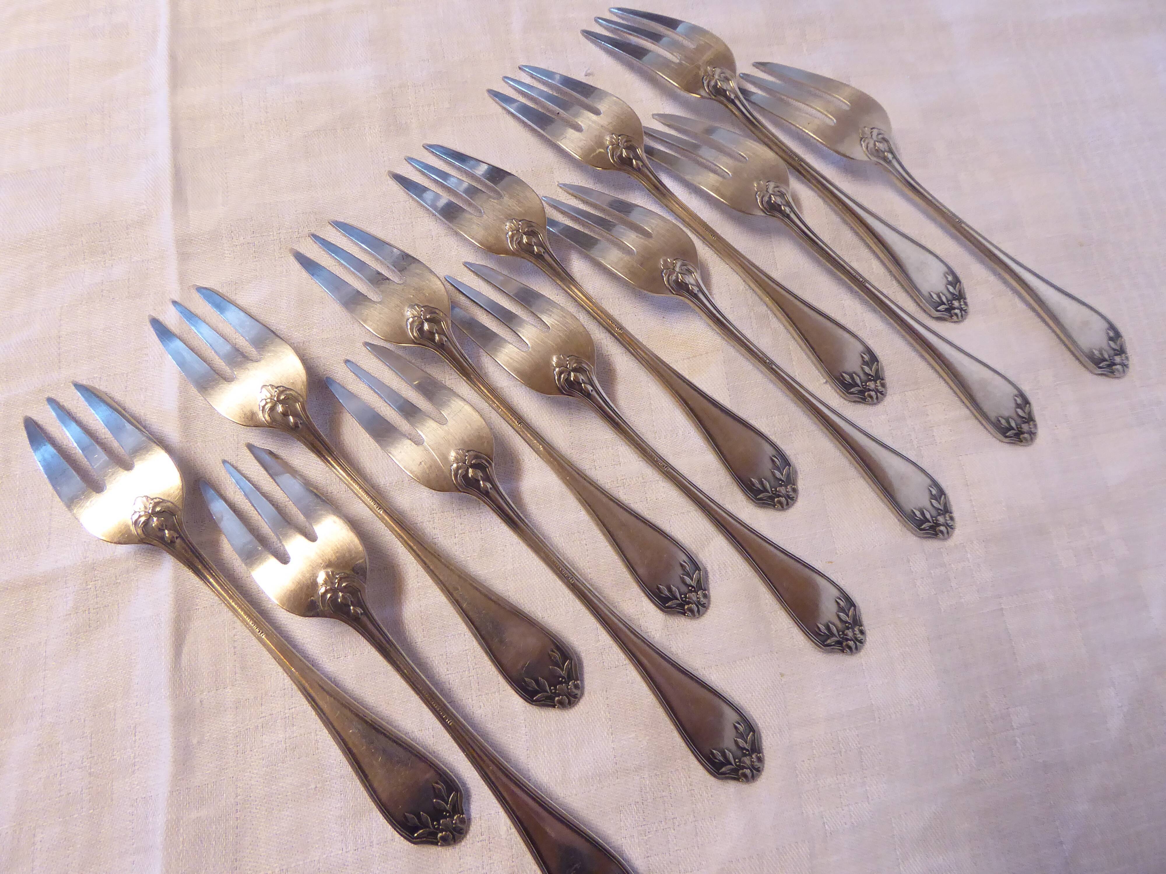 12 fourchettes à dessert en métal argenté