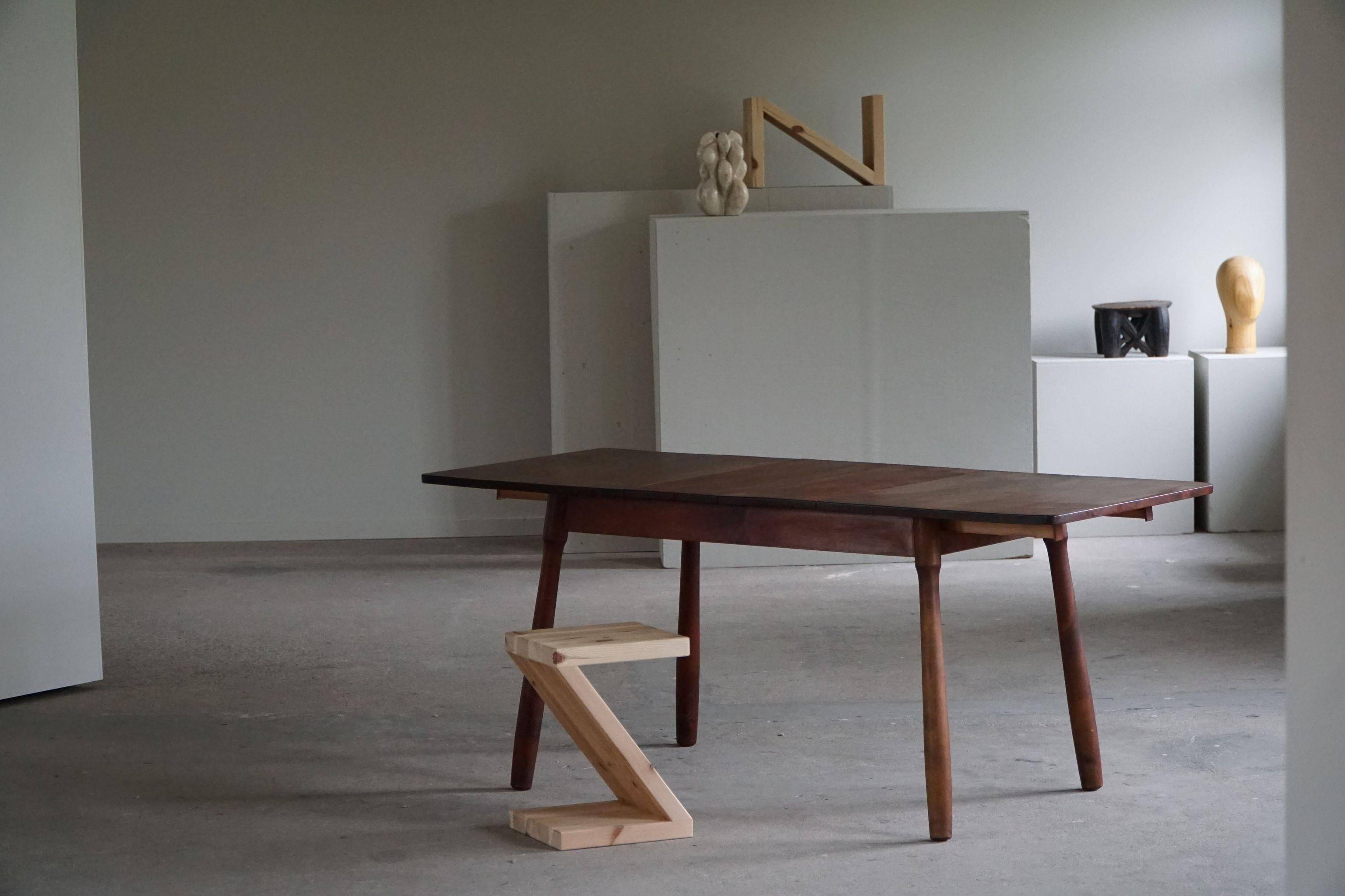 Moderne scandinave, table en hêtre avec pieds en forme de massue, Arnold Madsen, fabriquée dans les années 1940