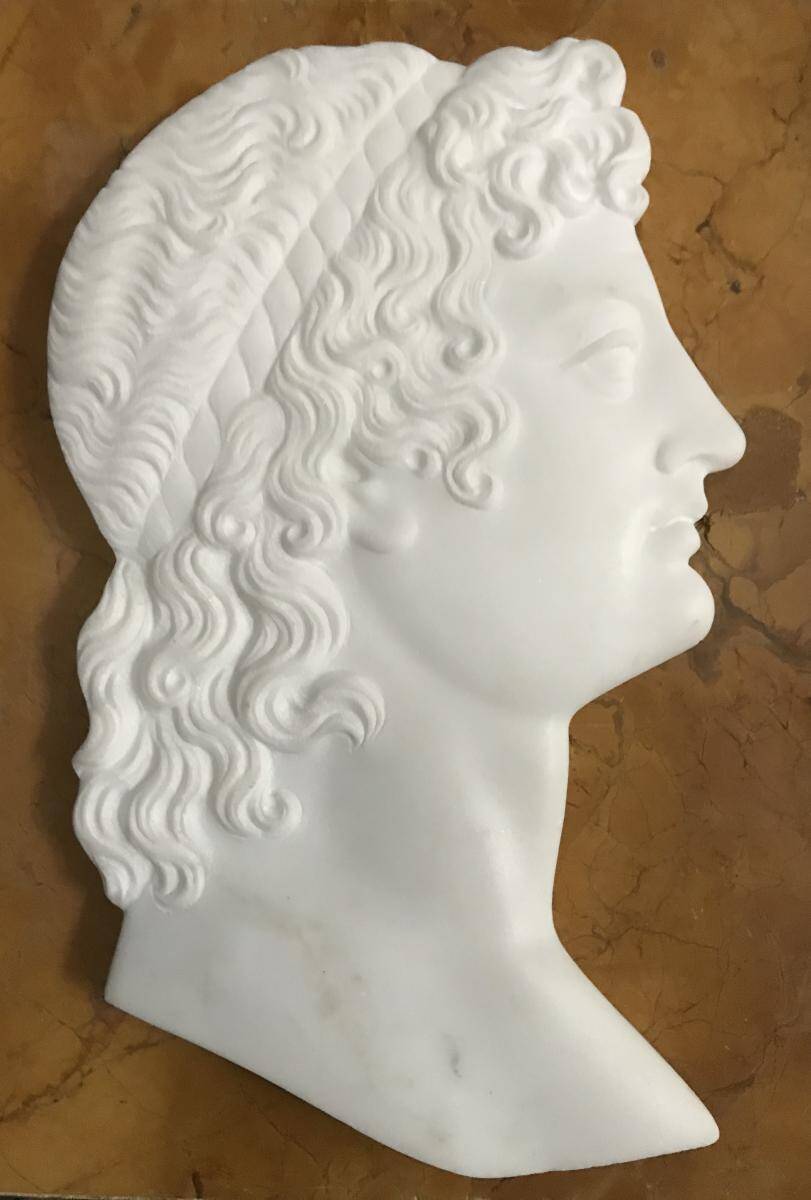 Profil d’un jeune homme dans le goût de l’antique en marbre