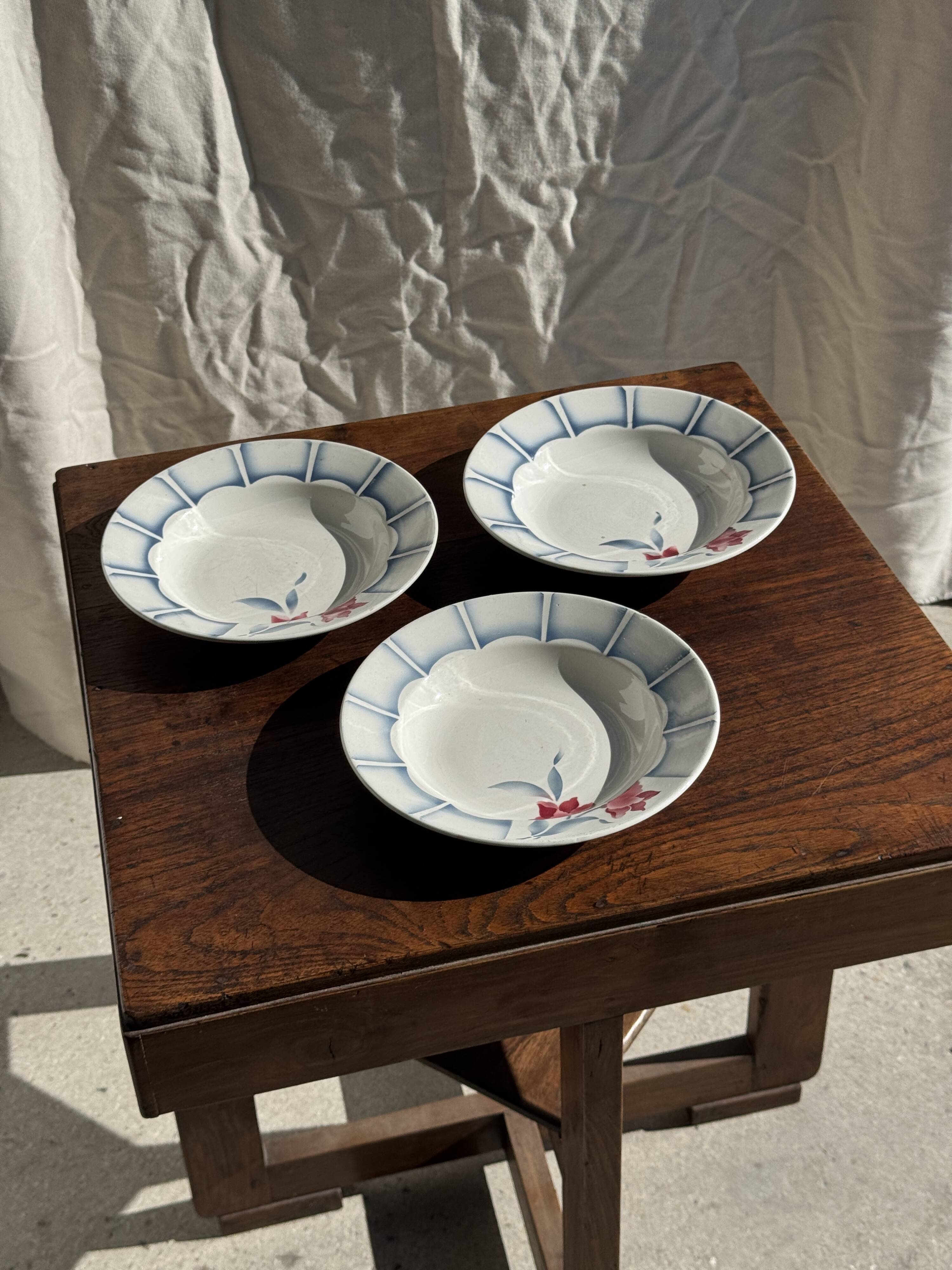Set of 3 deep plates Digoin Sarreguemines blue with pink flowers D23