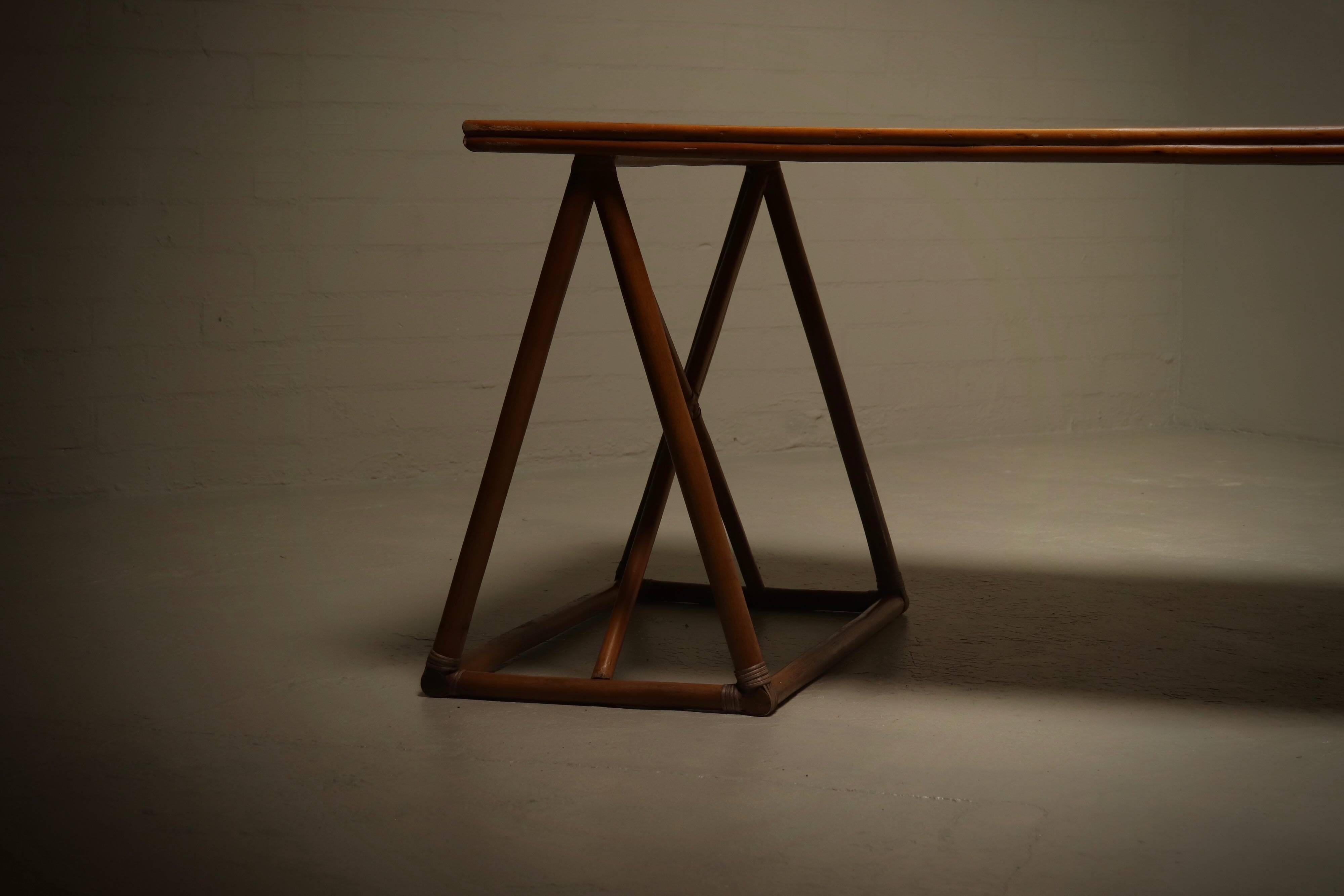 Bureau ou table à manger en treillis italien des années 1970 en bambou et rotin.