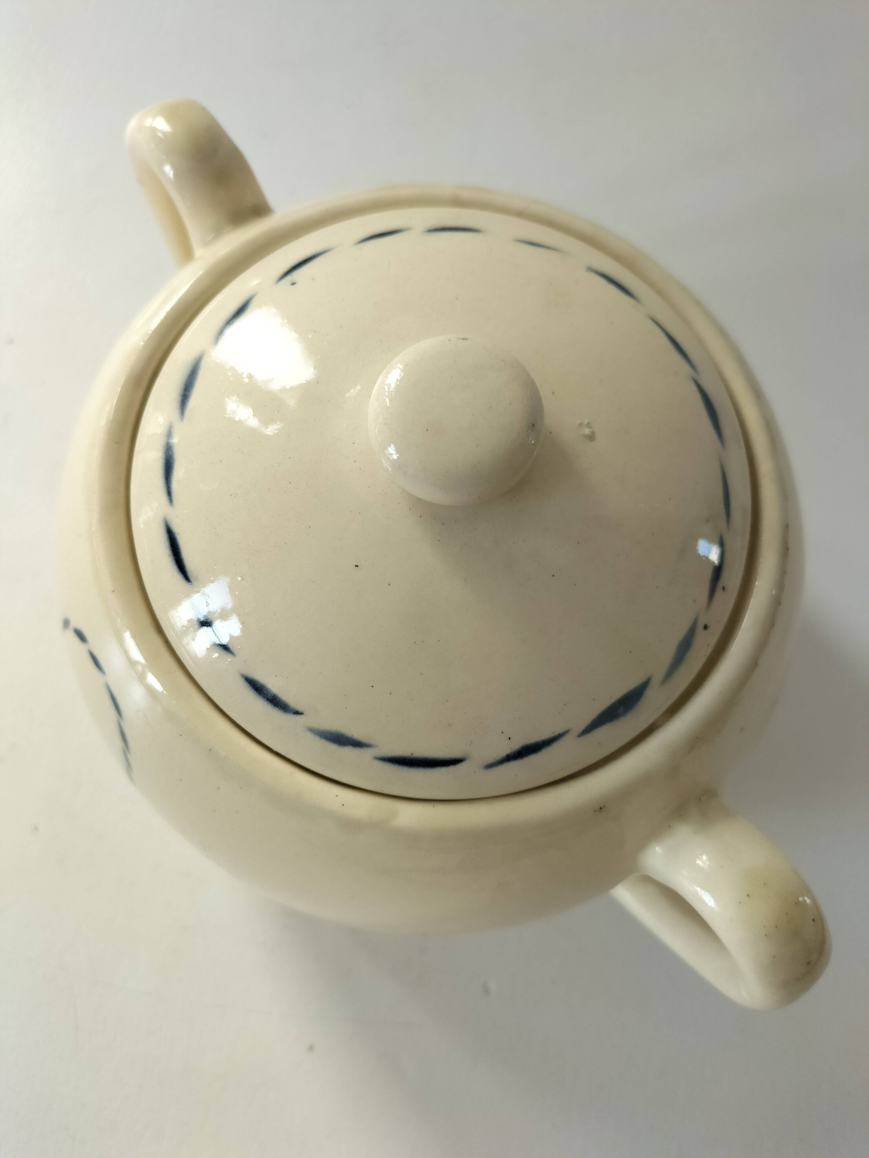 Sucrier HBCM modèle Paradis en terre de fer décor panier bleu