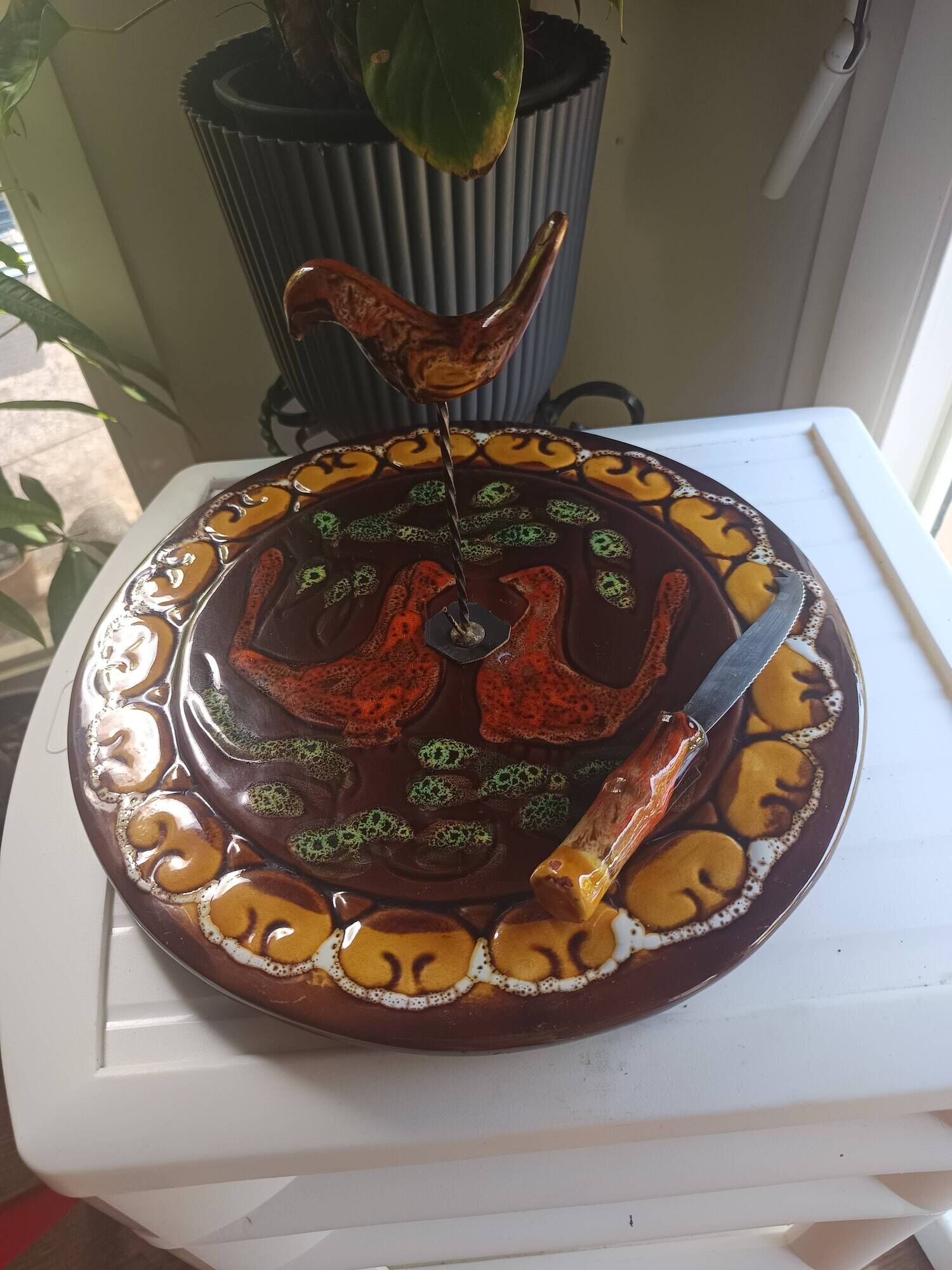 Cheese platter from Vallauris and its matching knife, 1950s.